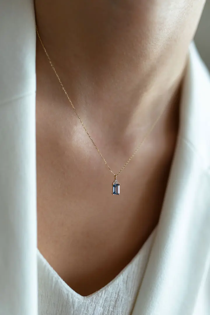 Safir Renk Baget Kolye Modelleri: Zarafet ve Derinliğin Buluşması