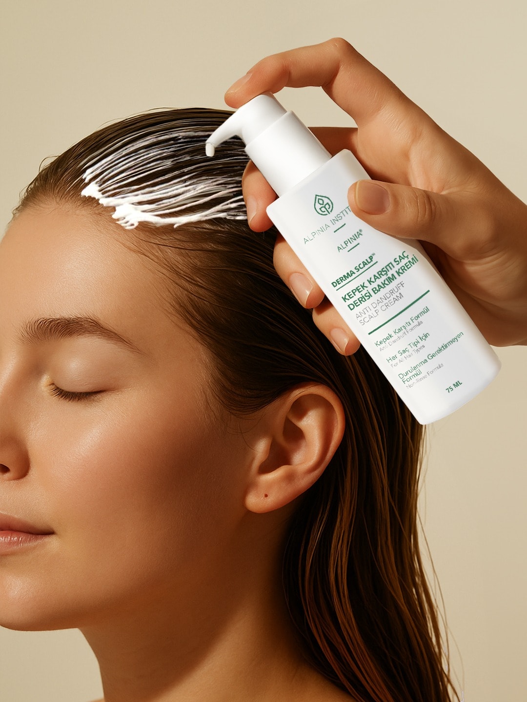 Kepek karşıtı saç derisi bakım kremi, saç derisini zengin içeriği ile besler, hücre yenilenmesine yardımcı olur.