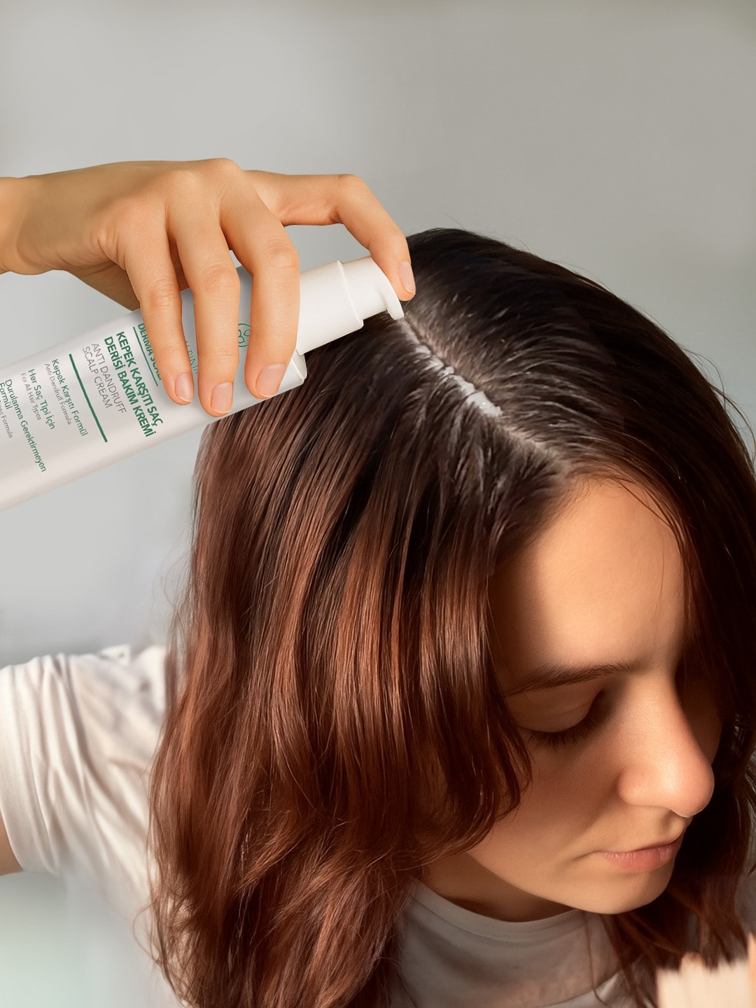 Kepek karşıtı saç derisi bakım kremi, saç derisini zengin içeriği ile besler, hücre yenilenmesine yardımcı olur.