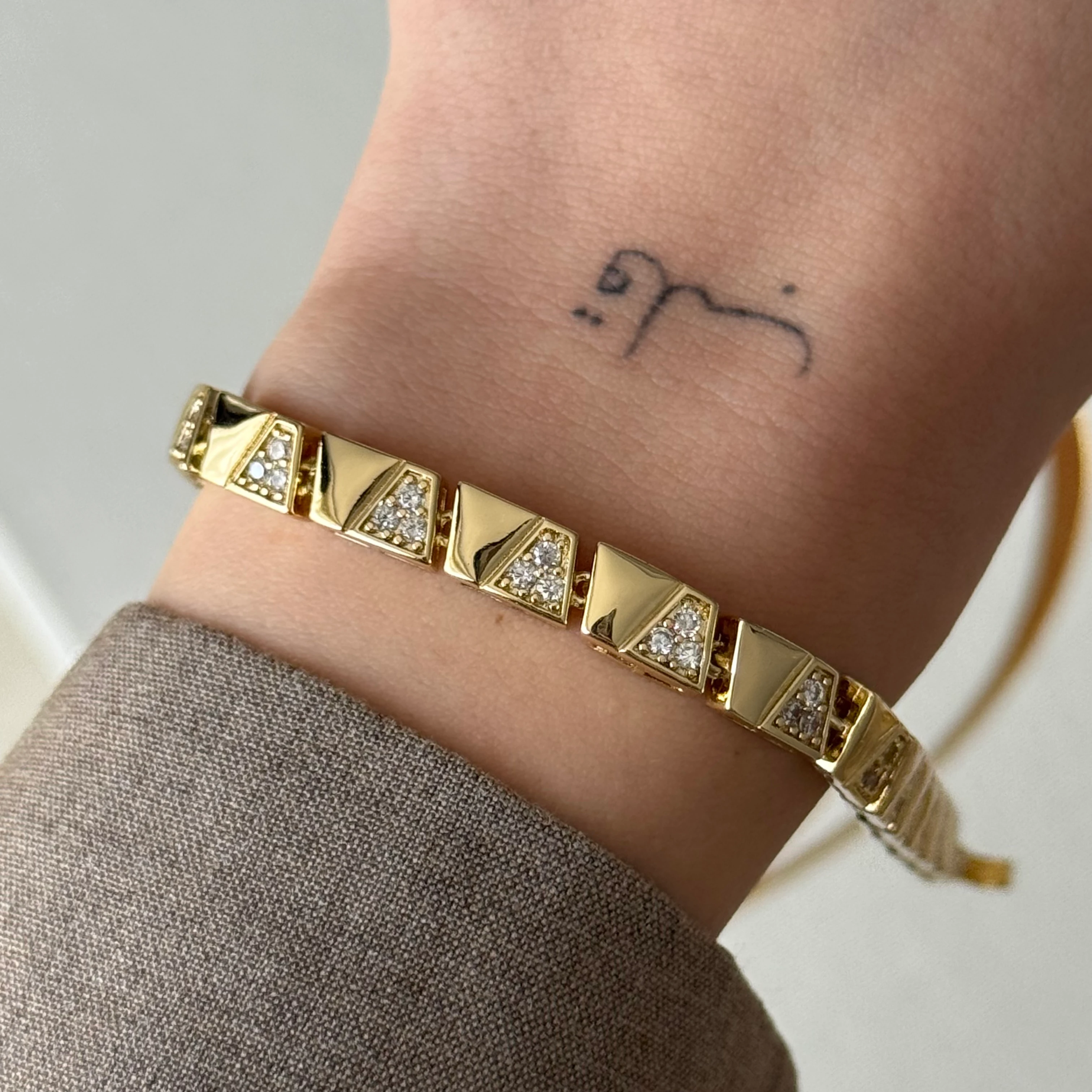 Taşlı Desenli Bileklik