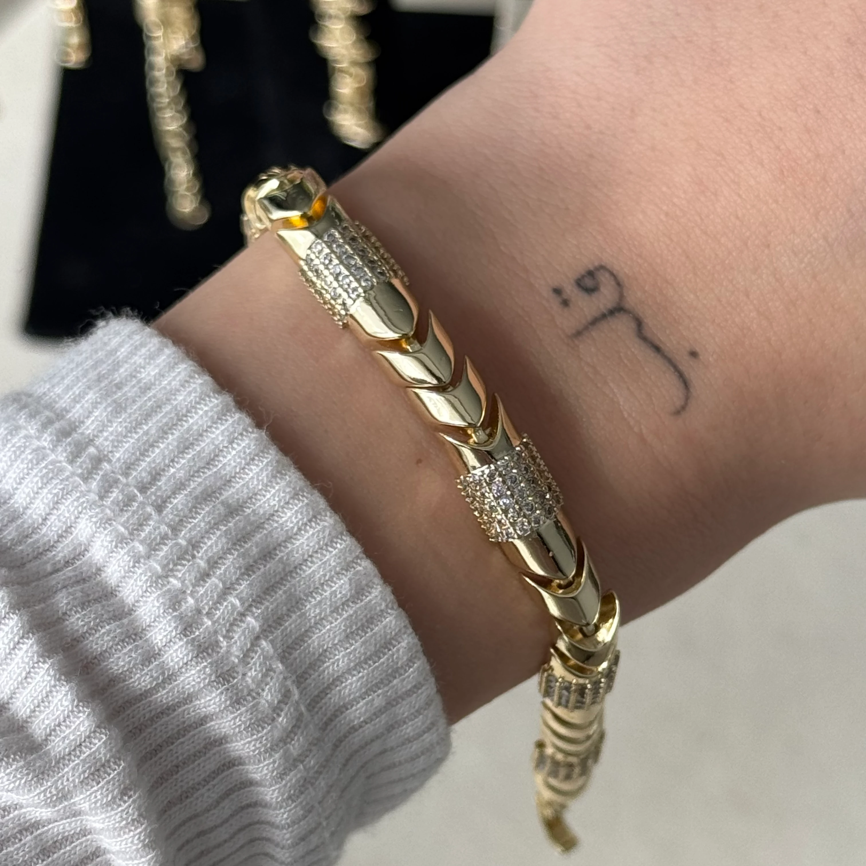 Taşlı Desenli Bileklik