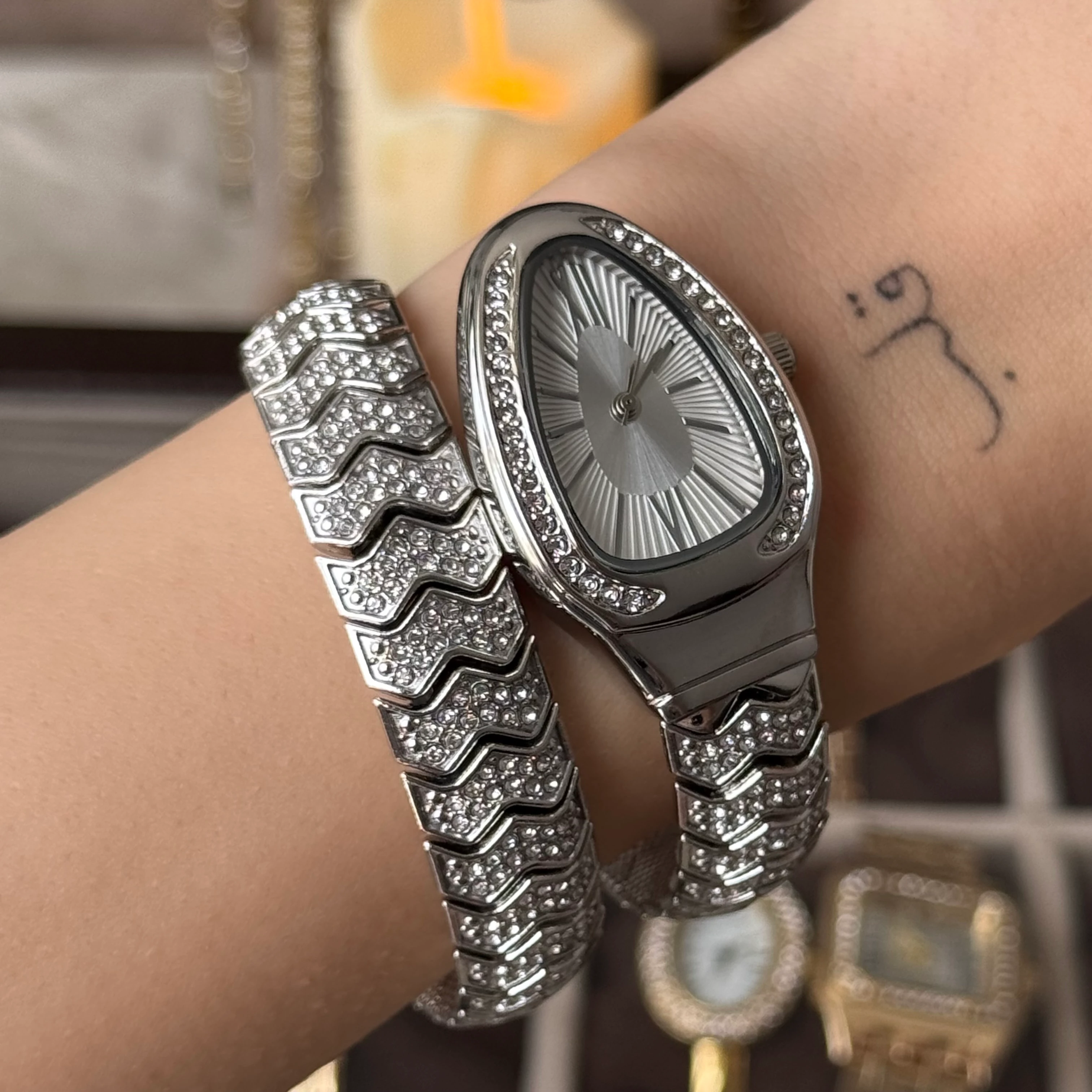 Taşlı Serpenti Saat