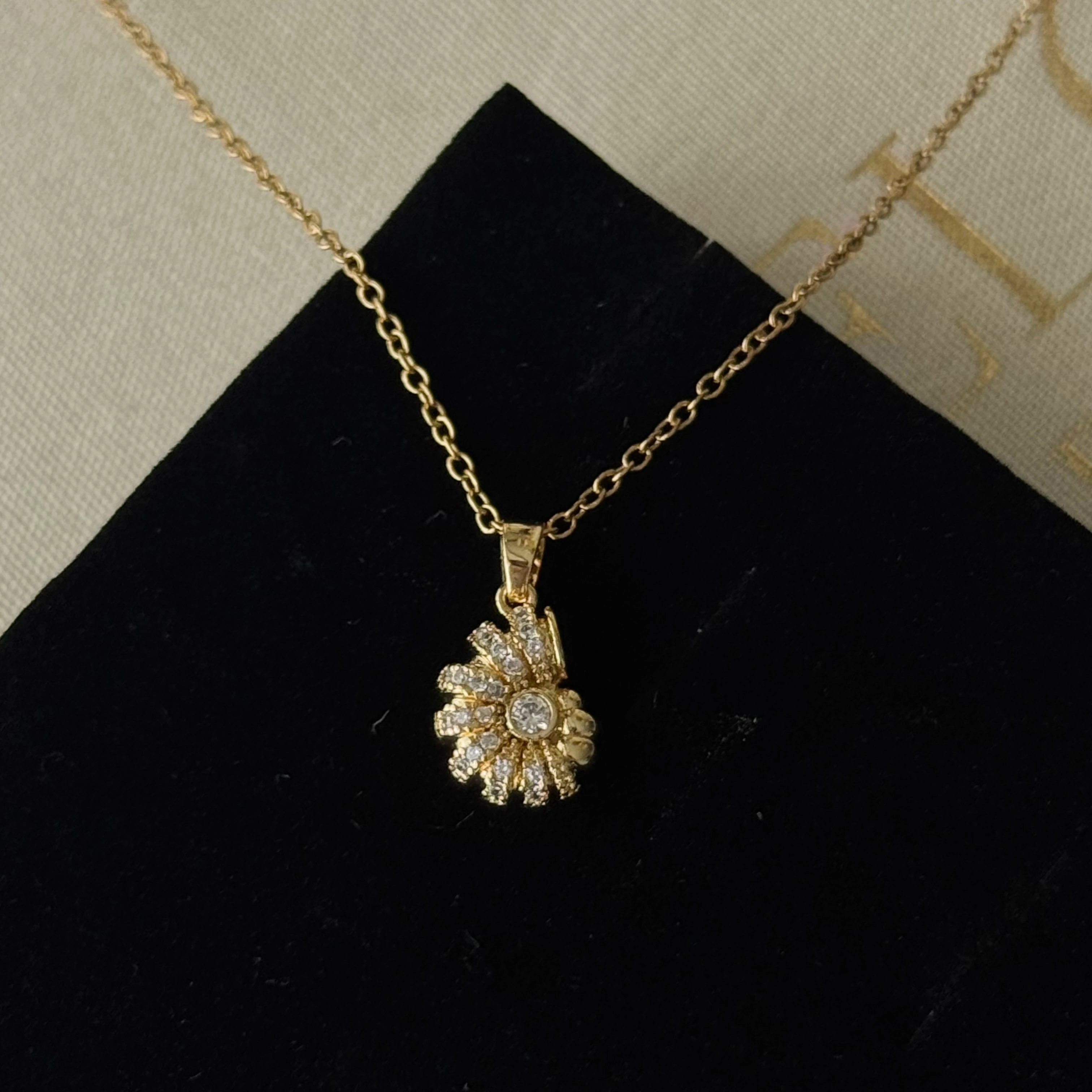 Çelik Taşlı Salyangoz Kolye