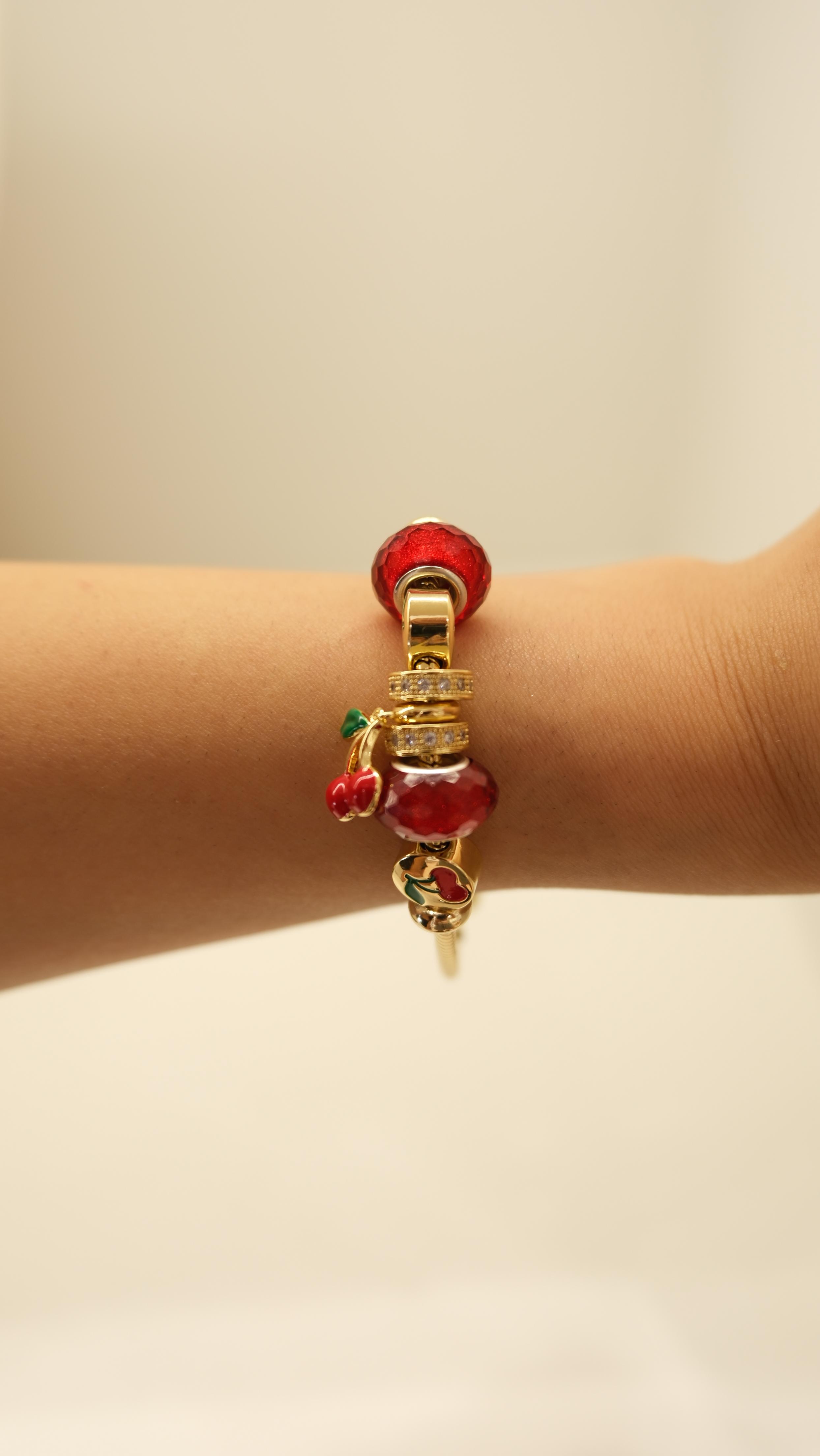 Gold Kiraz ve Kırmızı Charm Detaylı Bileklik