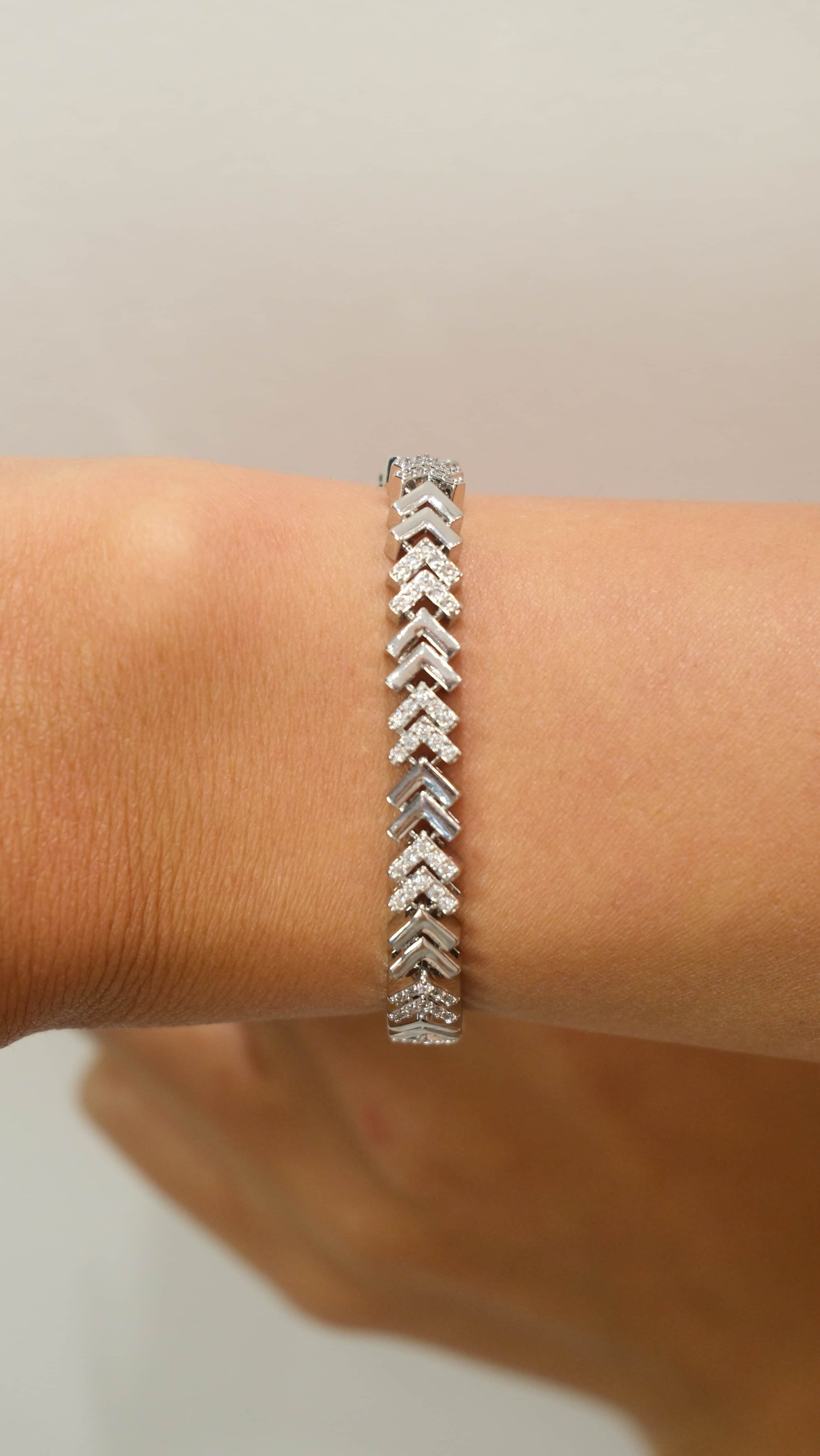 Silver Özel Seri Zirkon Taş Detay V Model Bileklik