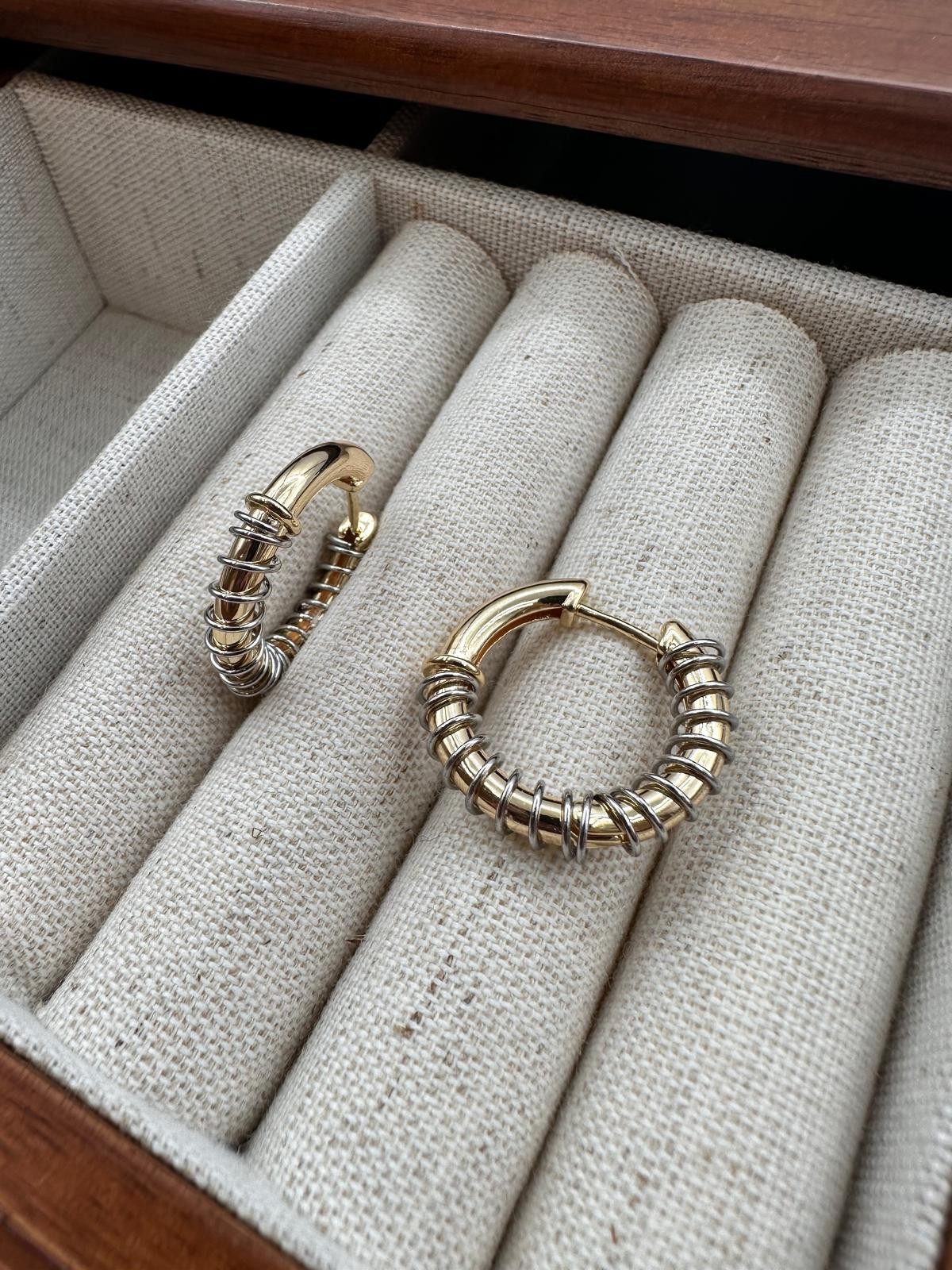 Gold Bombeli Silver Örme Tel Detaylı Halka Küpe
