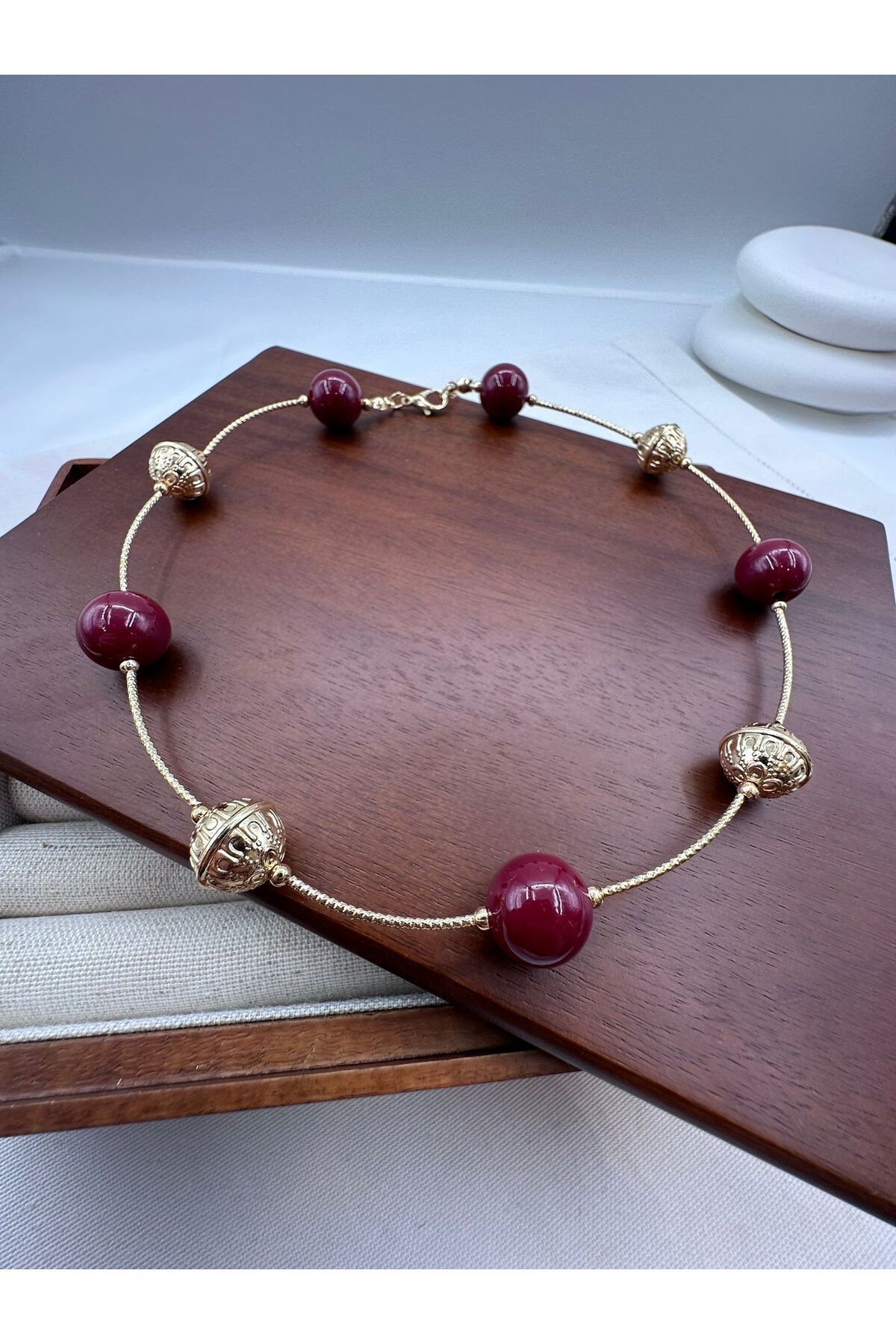 Gold Topçuk Detaylı Bordo Boncuk Kolye