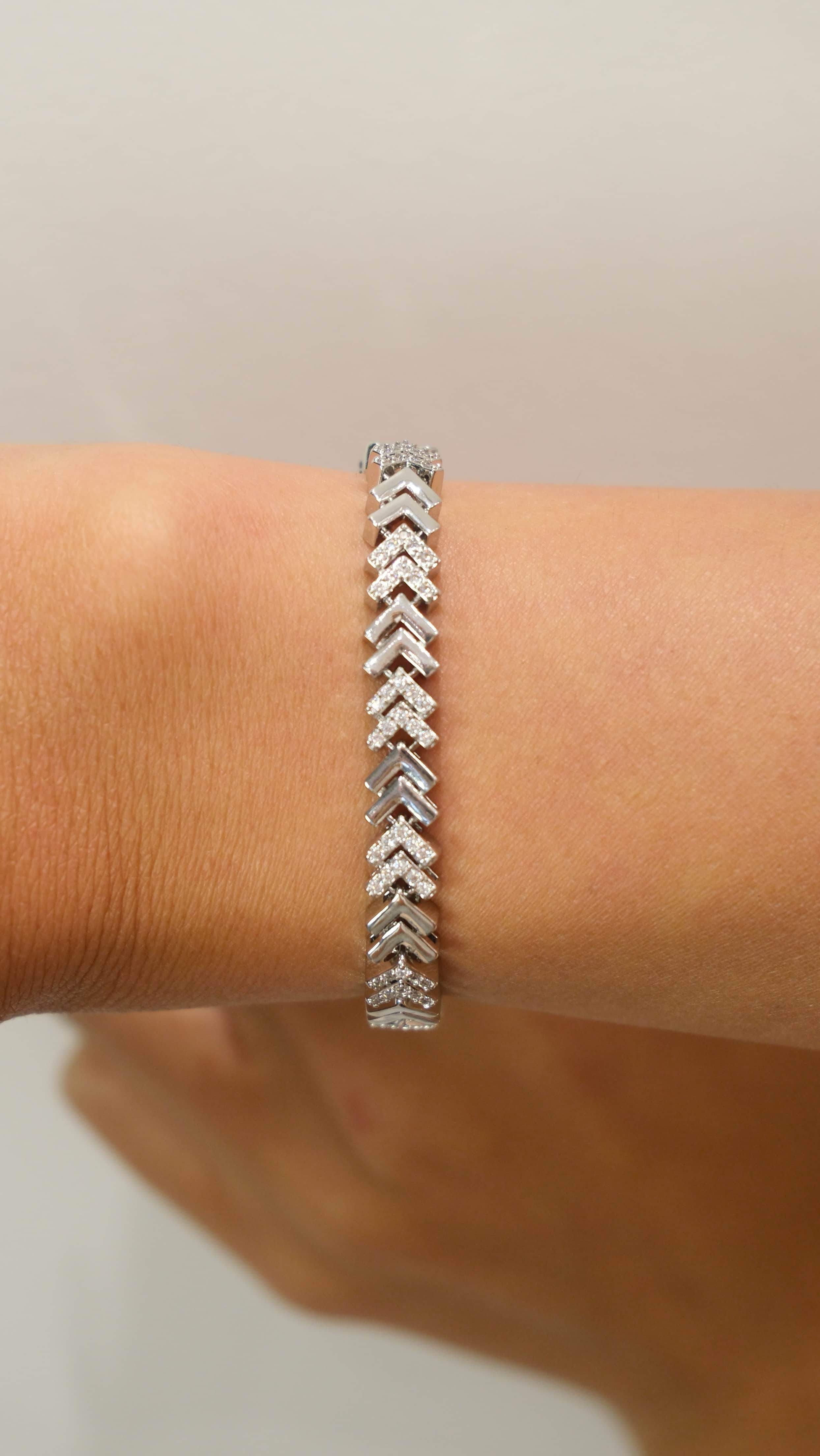 Silver Özel Seri Zirkon Taş Detay V Model Bileklik