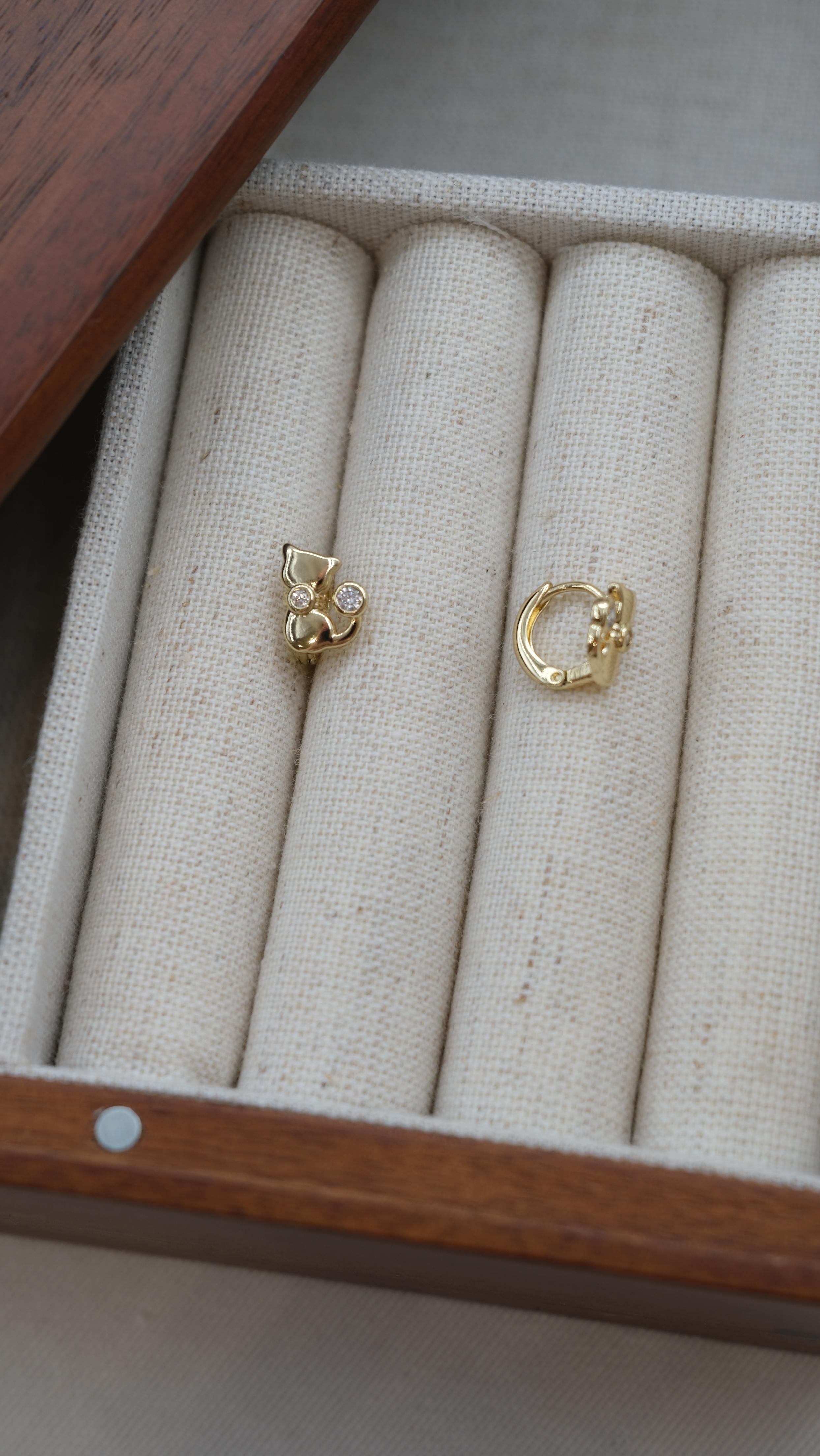 Gold Taş Detaylı Kedi Figür Kız Çocuk Küpe