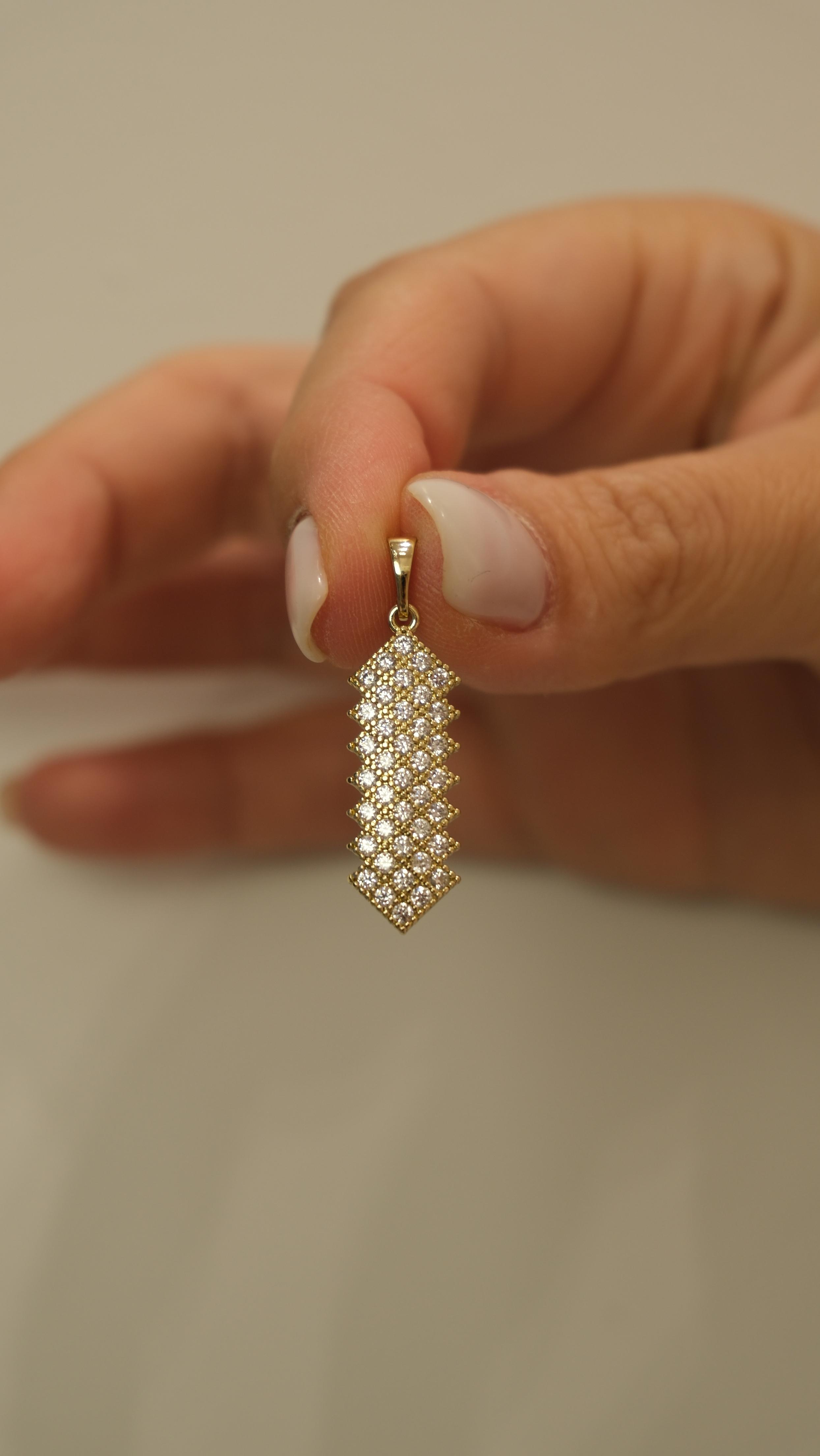 Gold Zirkon Taş V Figür Kolye Ucu