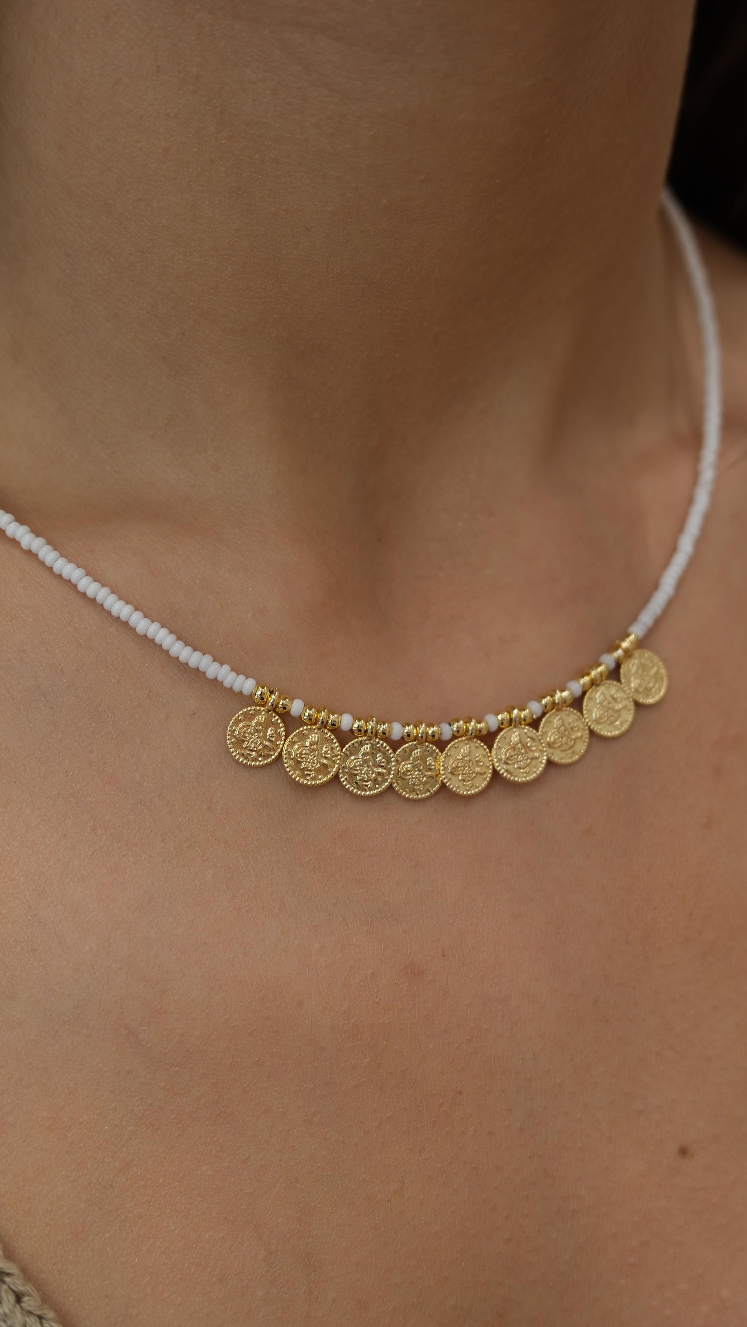 Gold Yuvarlak Plaka Detaylı Beyaz Kolye