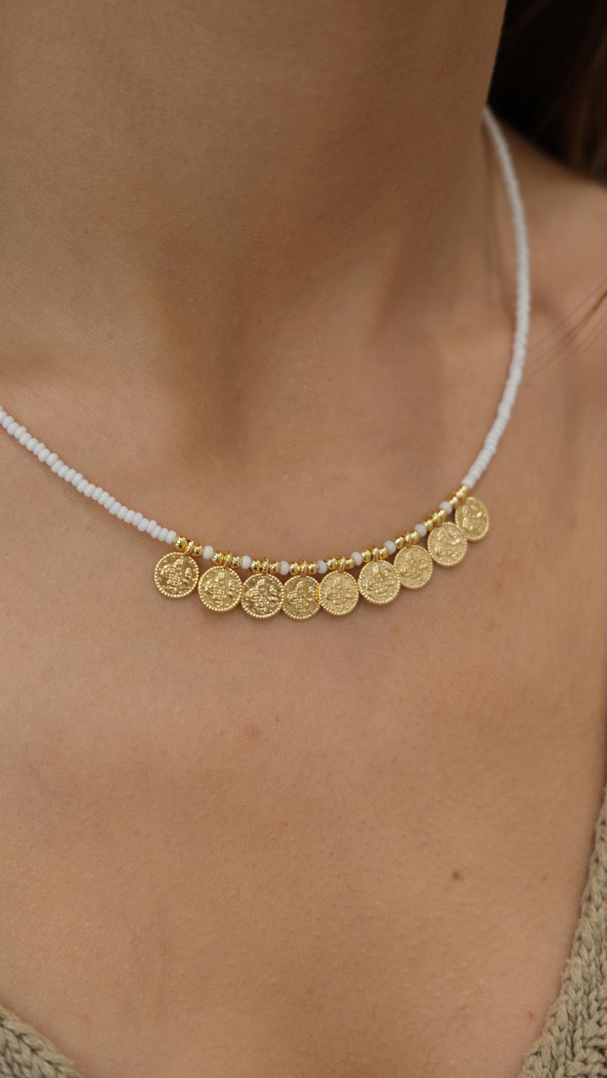 Gold Yuvarlak Plaka Detaylı Beyaz Kolye
