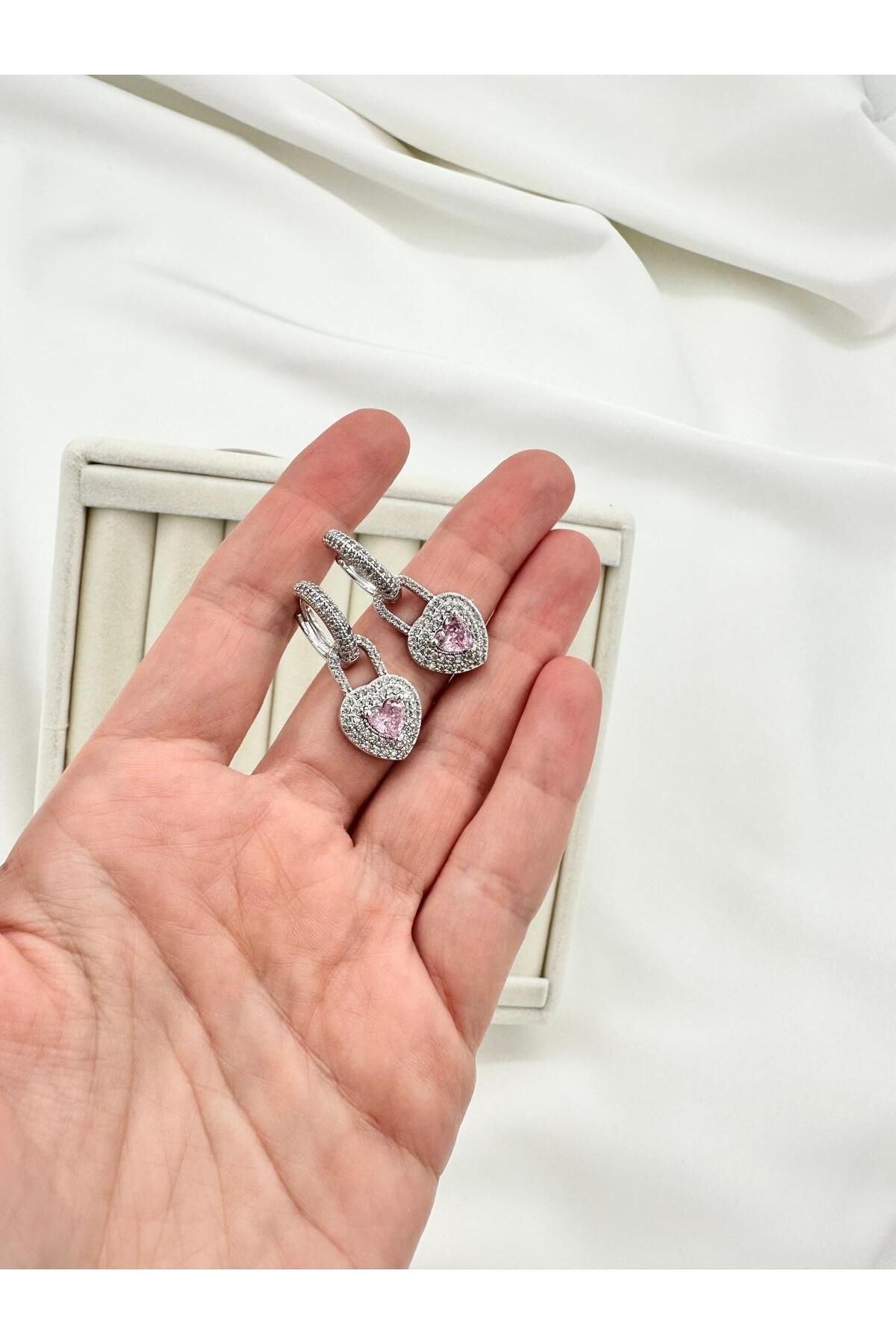 Silver Zirkon Taş Detaylı Kalp Sallantılı Küpe