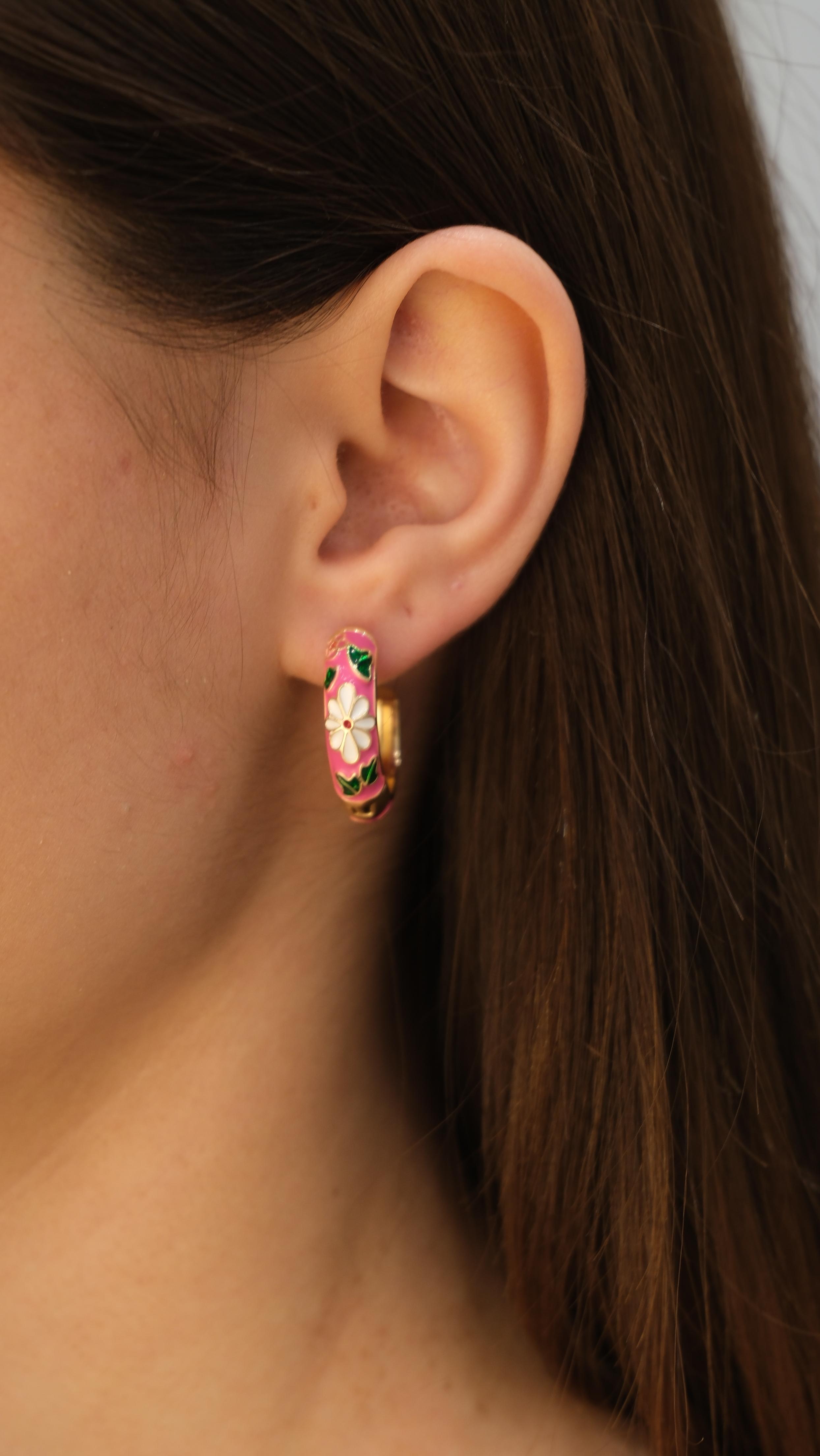 Gold Pembe Mineli Çiçek Figür Halka Küpe