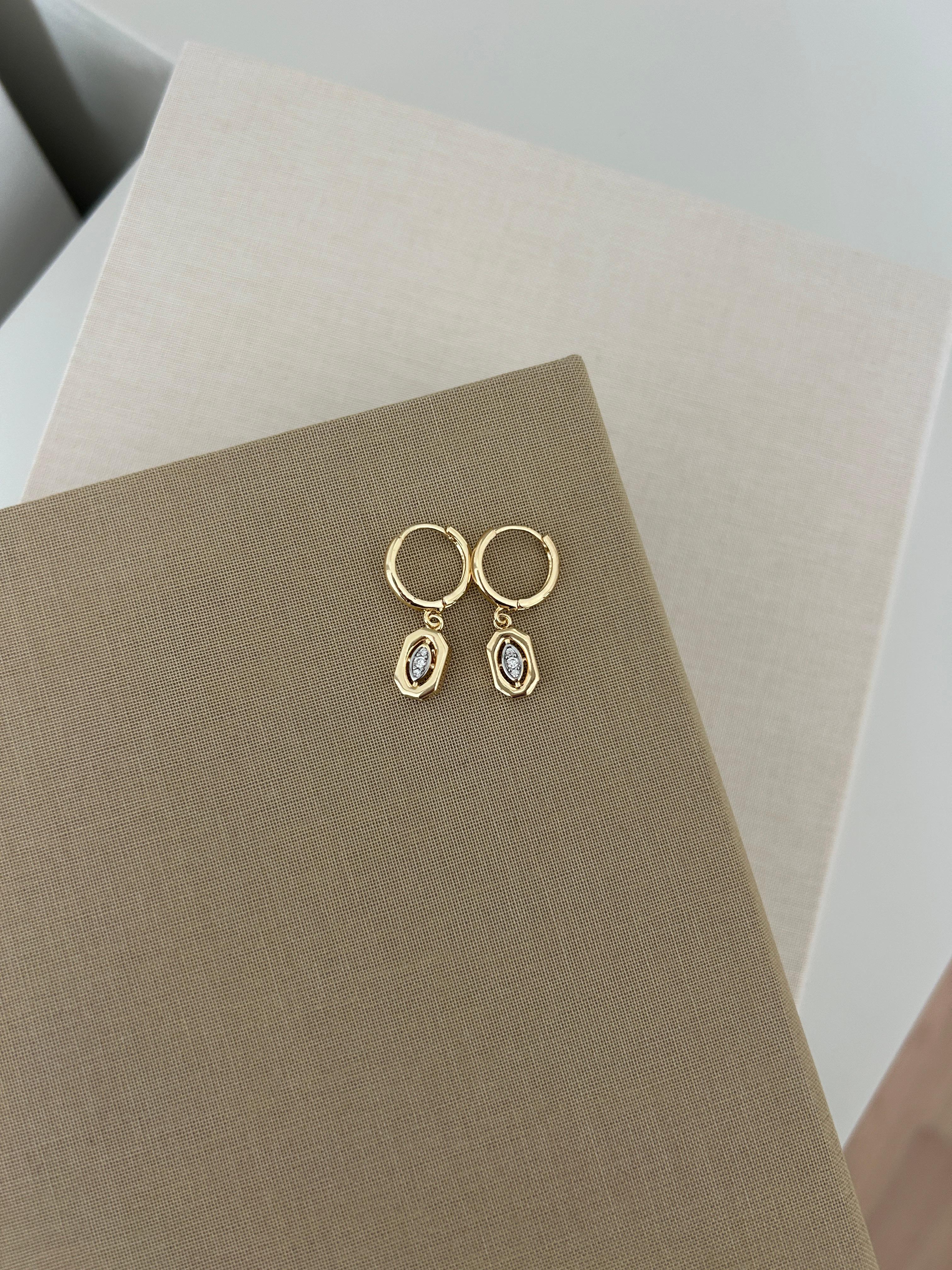 Gold Dikdörtgen Tasarım Sallantılı Küpe