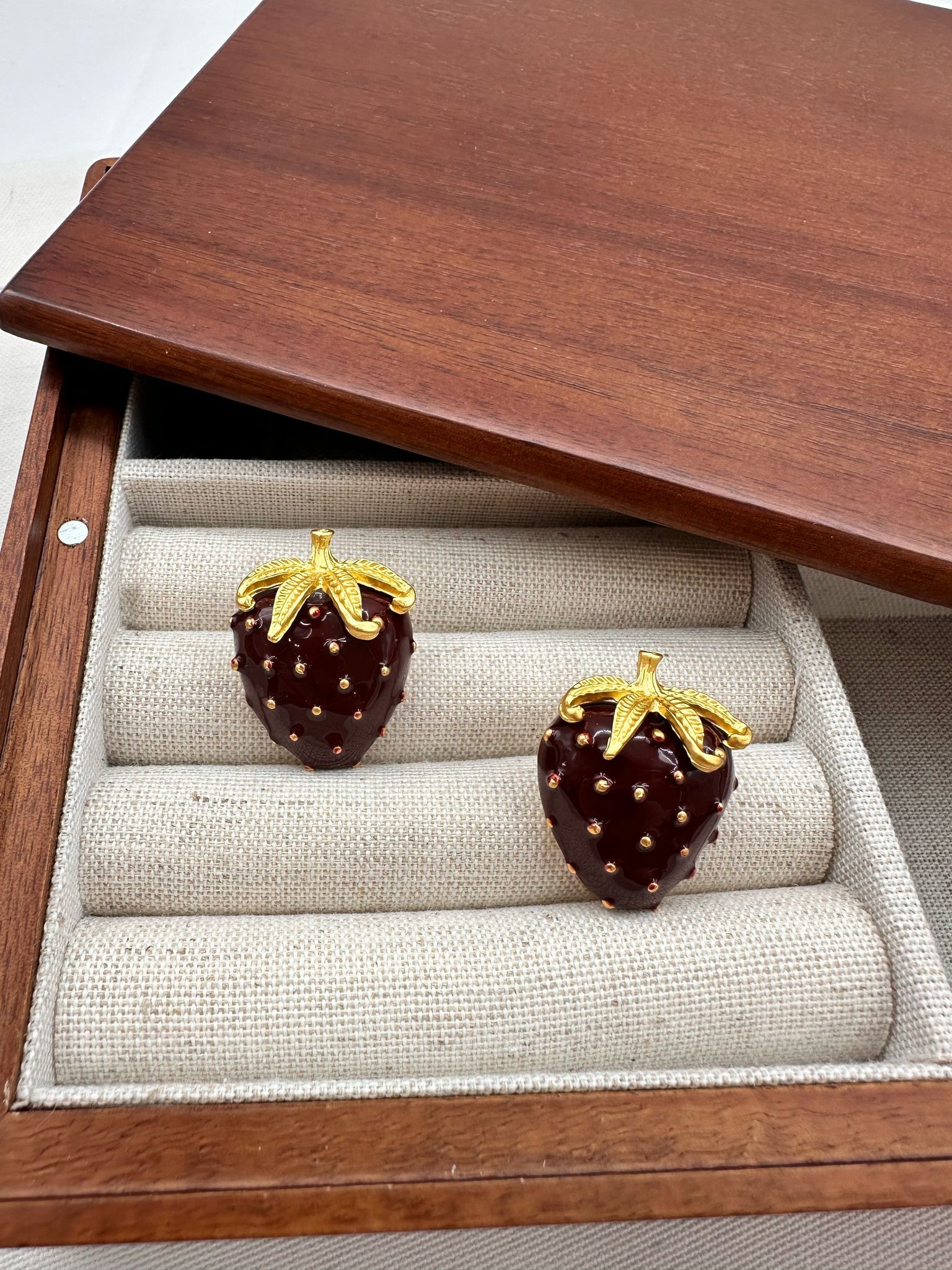 Gold Detaylı Çilek Figür Küpe