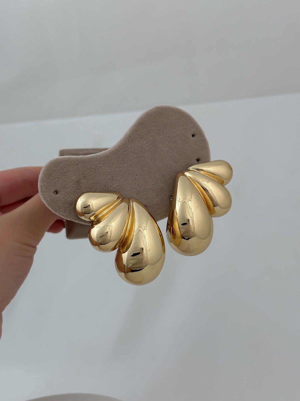 Gold Damla Detay Bombeli Marka Küpe