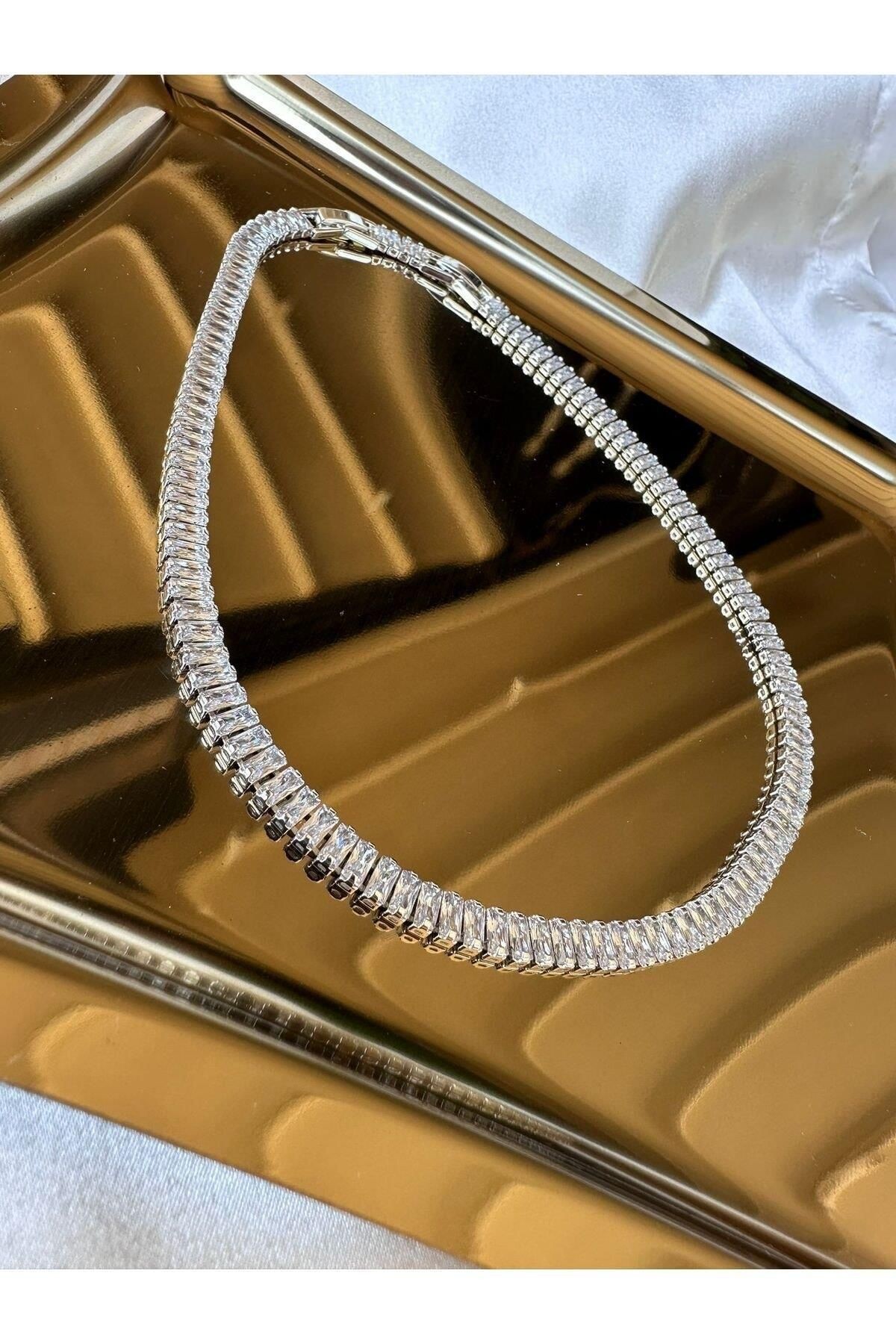 Silver BAGET Taş Detaylı Pirinç Döküm Su Yolu Slim Kolye