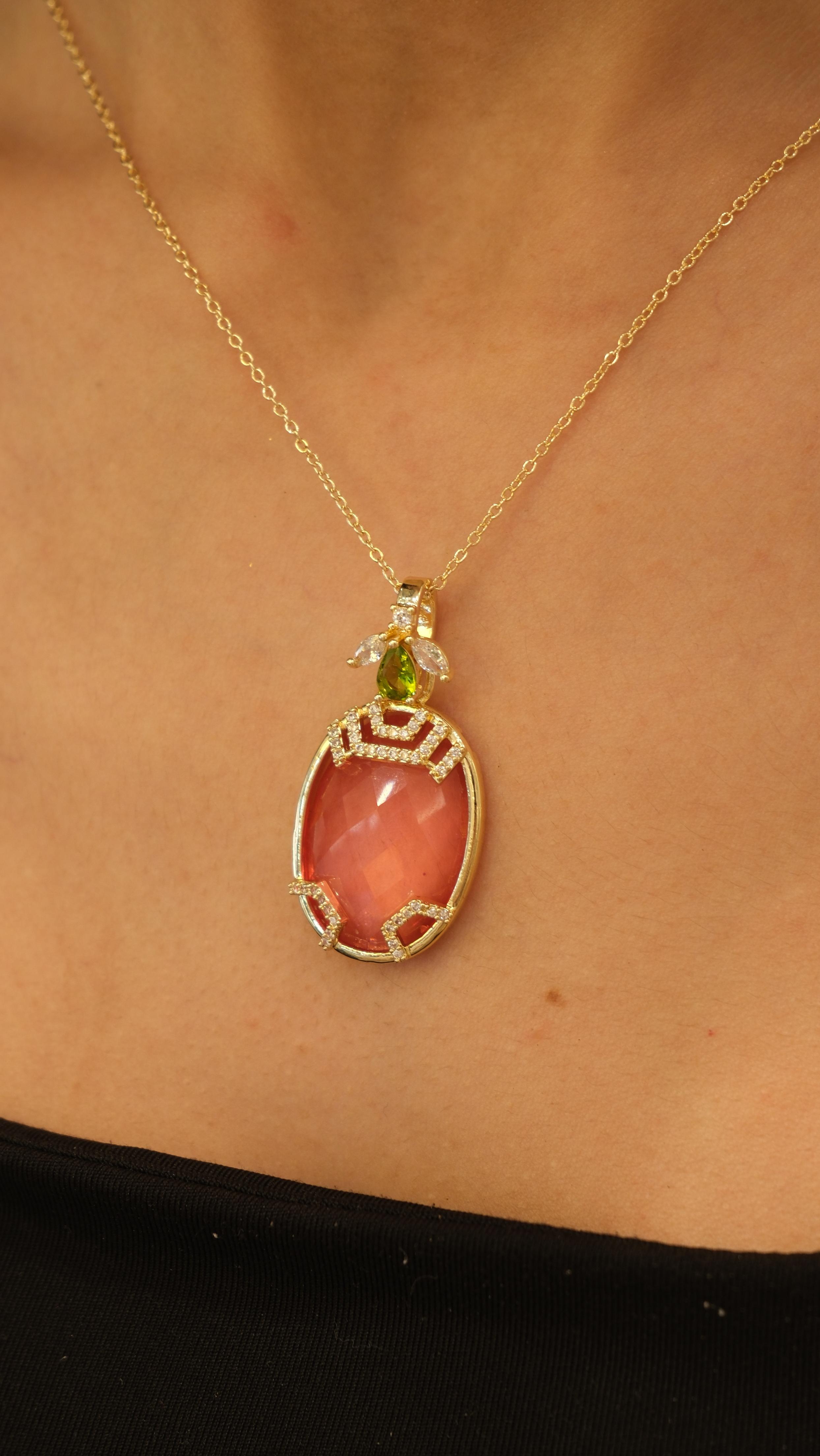 Gold Renkli Kristal Oval Figür Arı Kolye - pembe