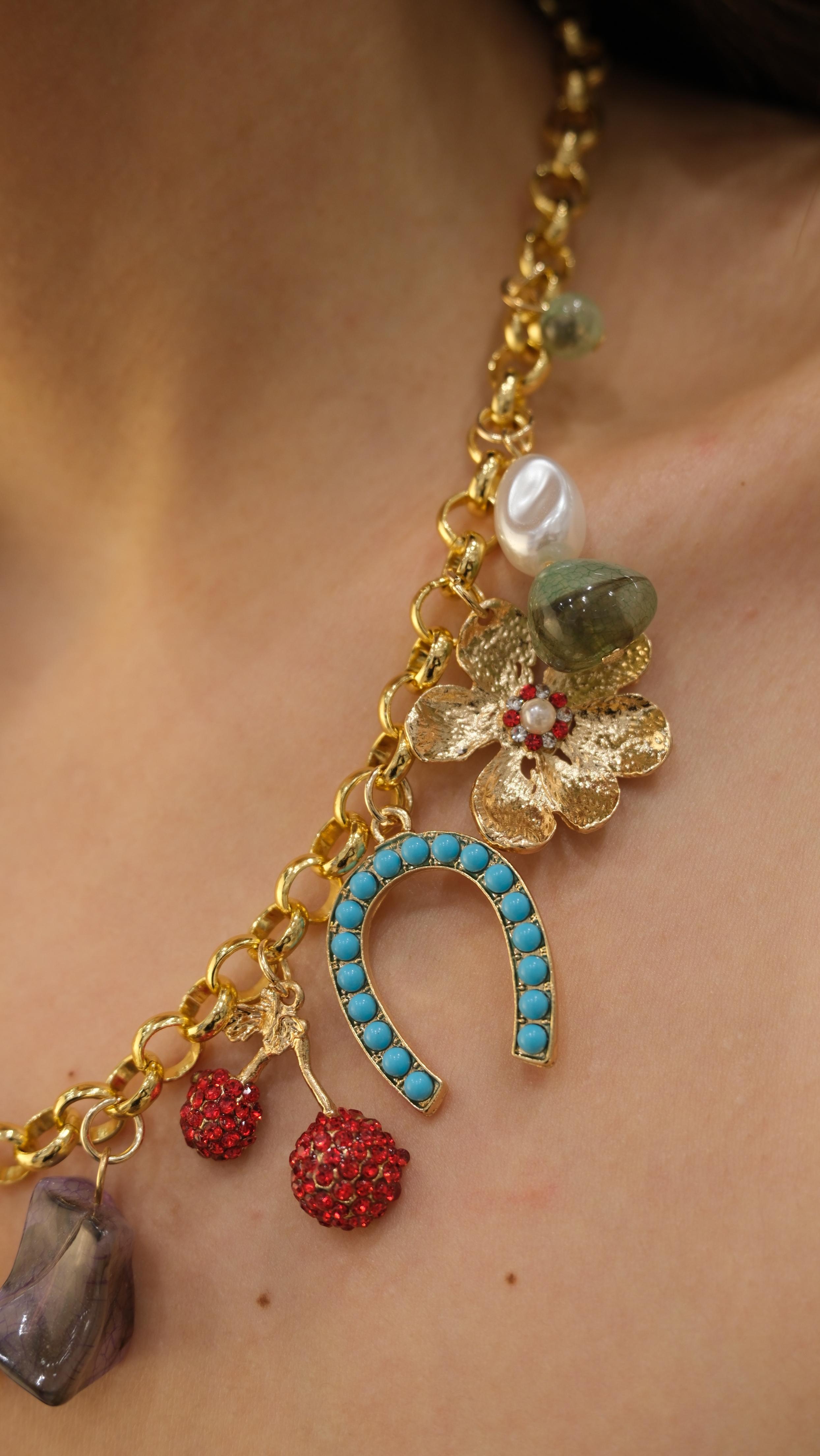 Gold Charm Detaylı Marka Tasarım Kolye