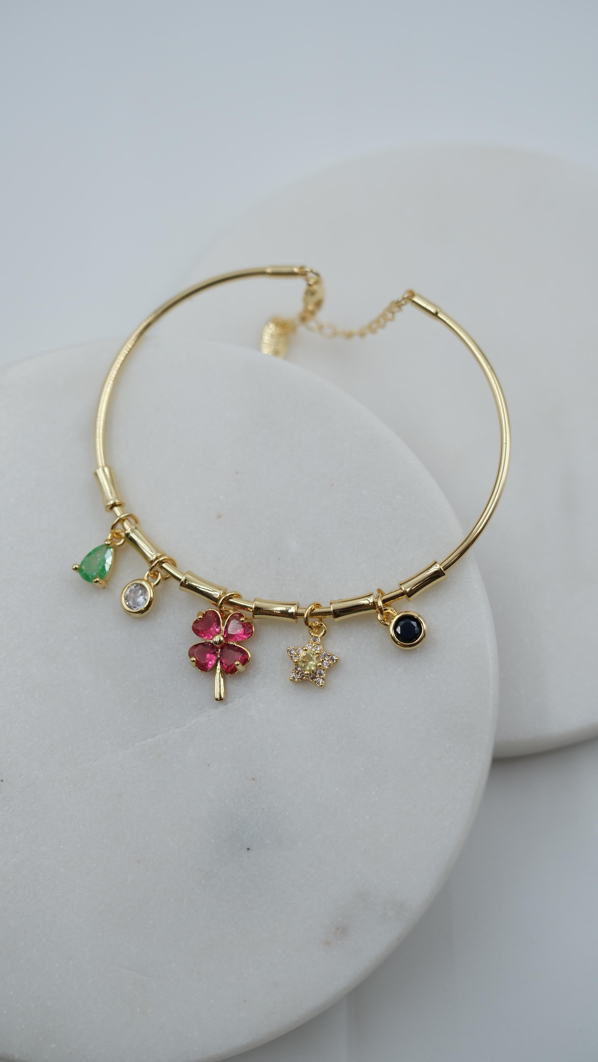 Gold Çoklu Charm Detay İnce Kelepçe Bileklik