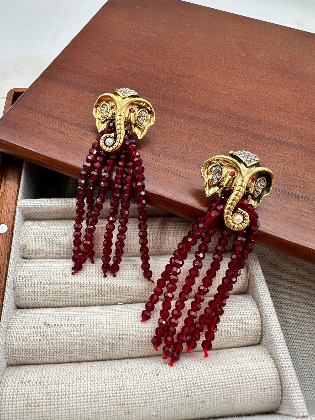 Gold Bordo Kristal Taş Fil Tasarım Küpe