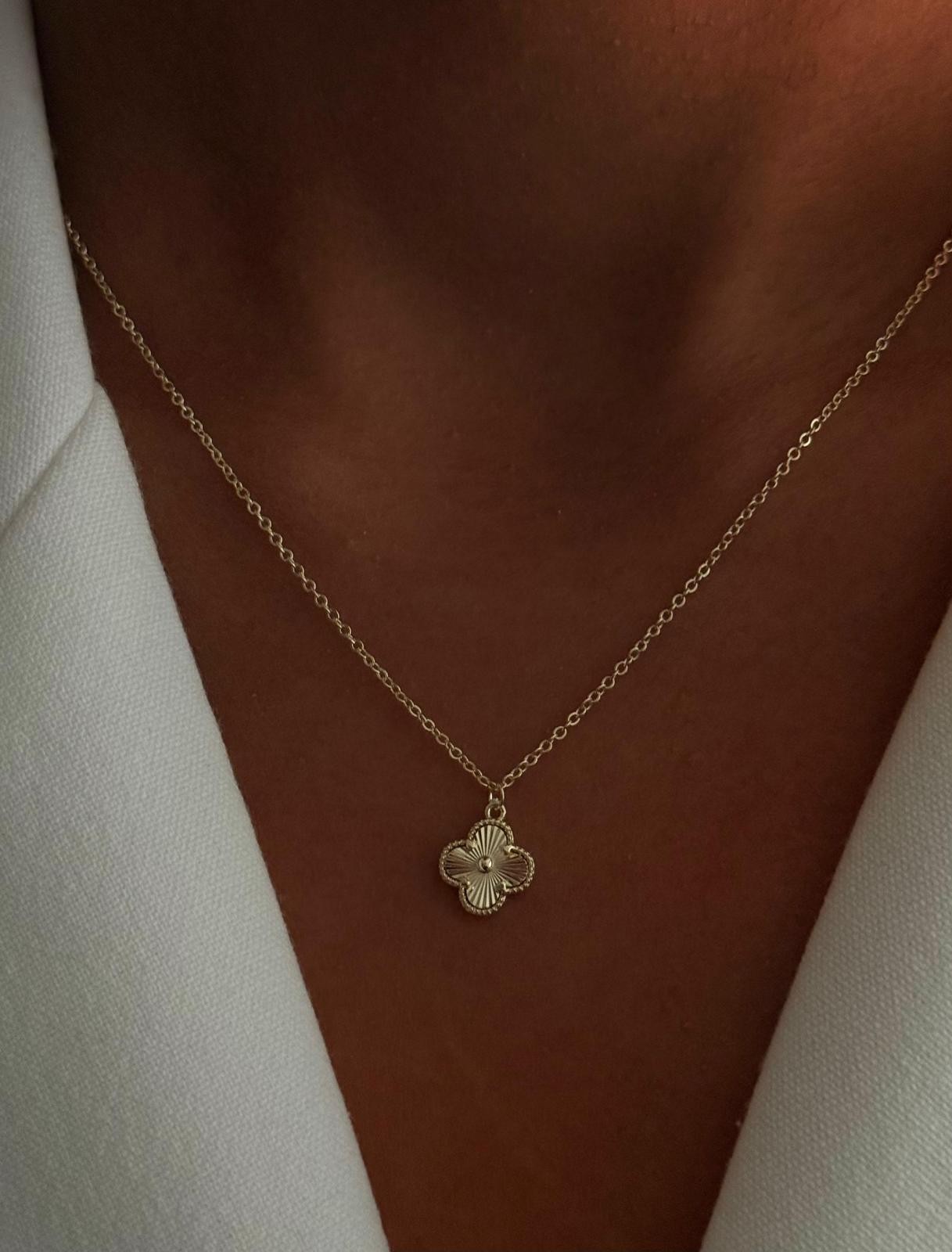 Tırtıklı Plaka Yonca Figür Kolye - Gold