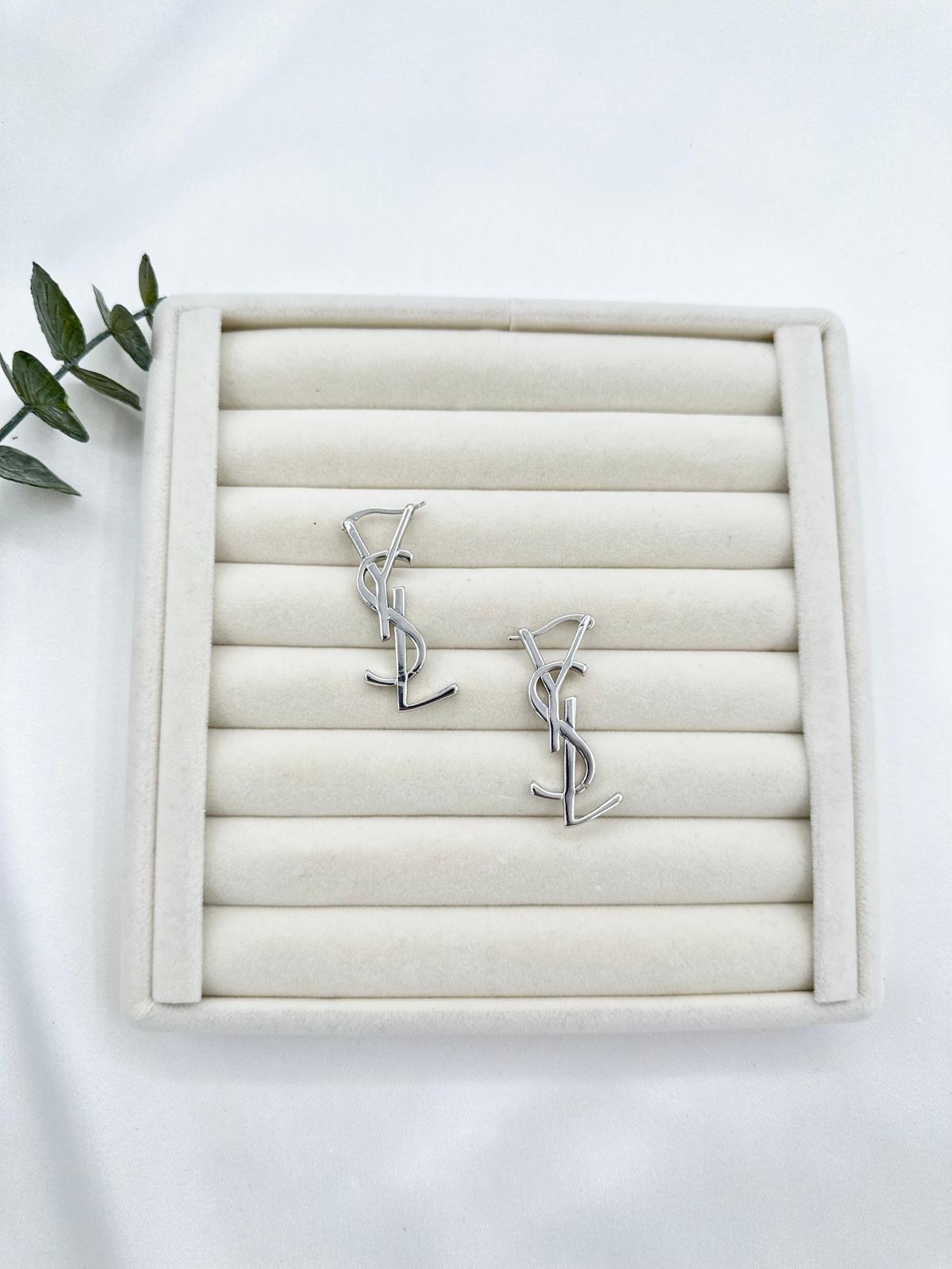 Silver Amblem Sallantı Küpe