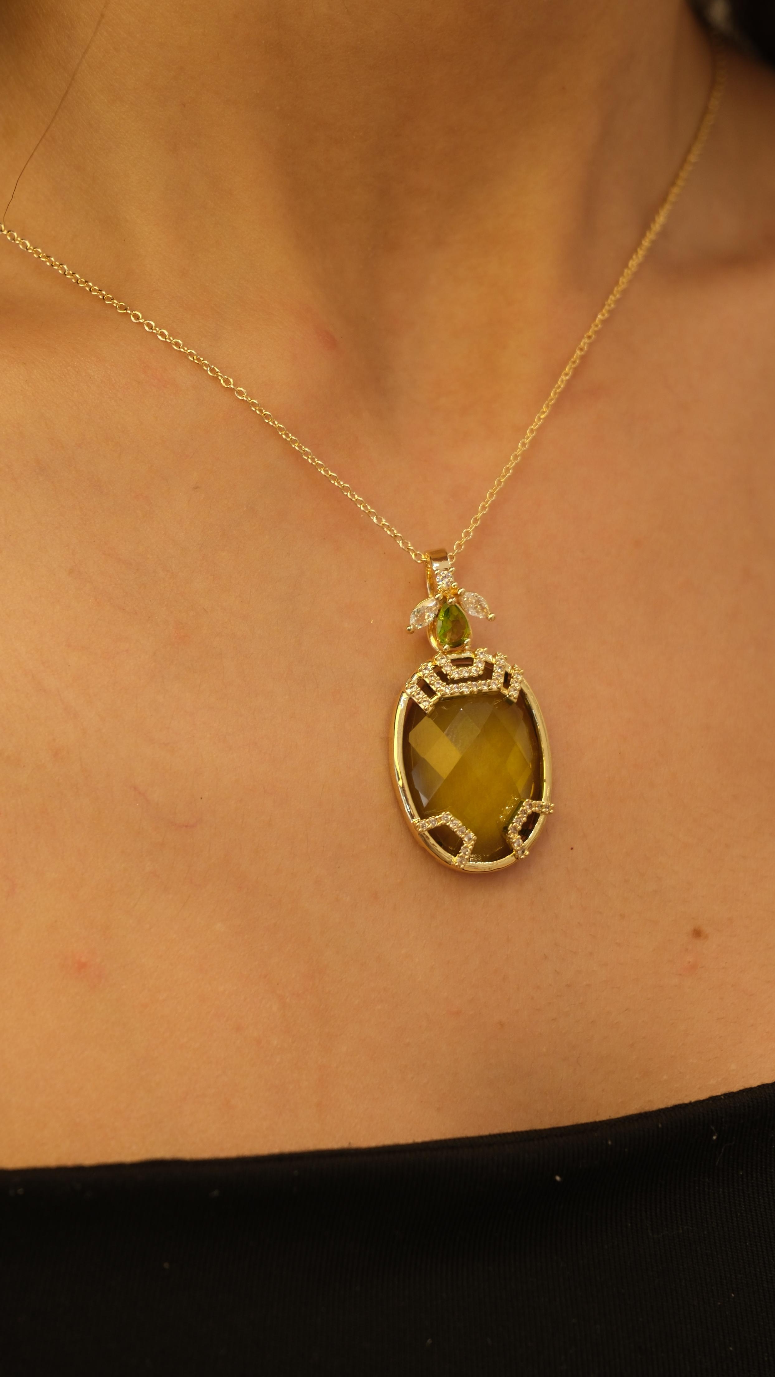 Gold Renkli Kristal Oval Figür Arı Kolye