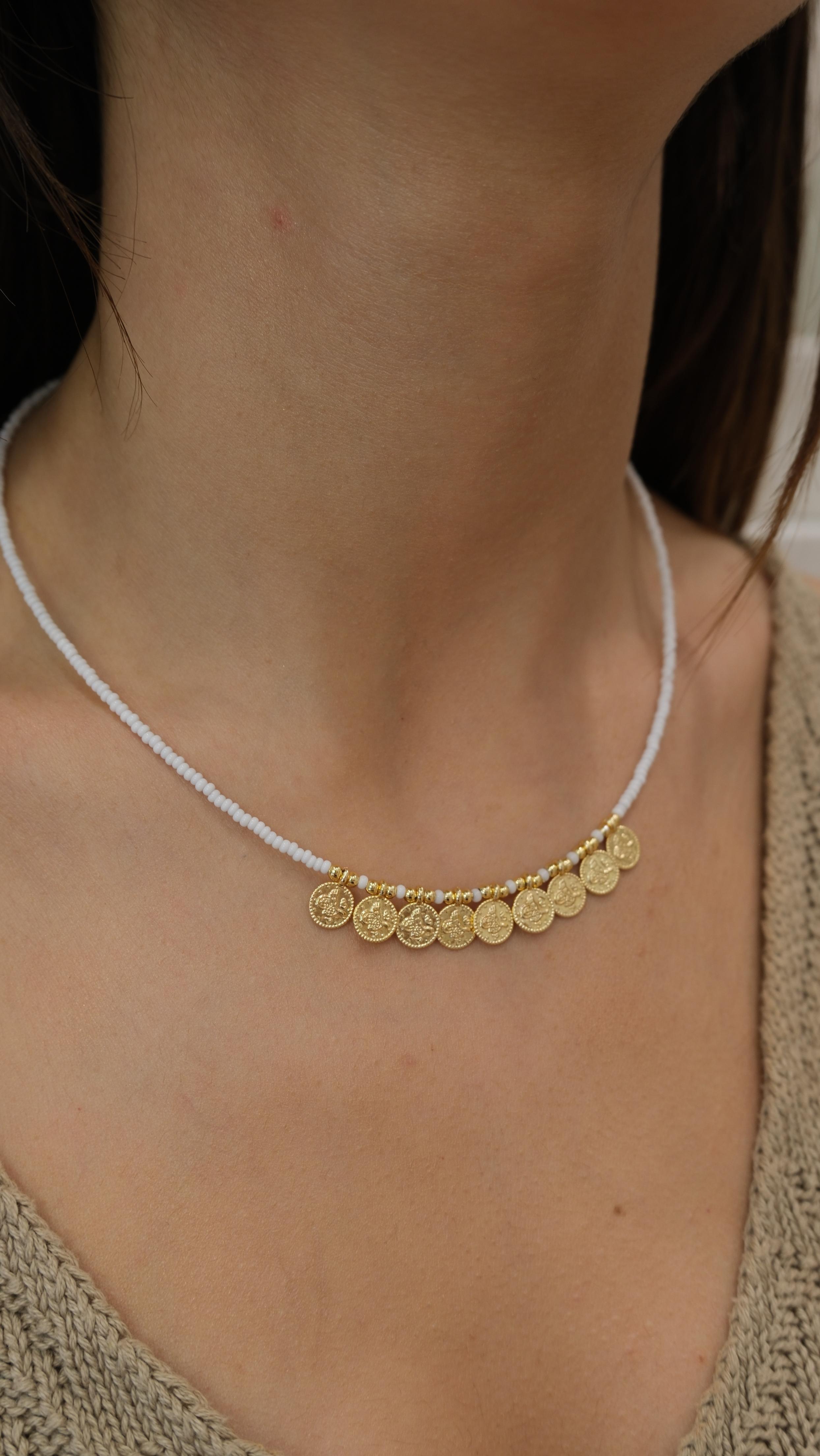 Gold Yuvarlak Plaka Detaylı Beyaz Kolye