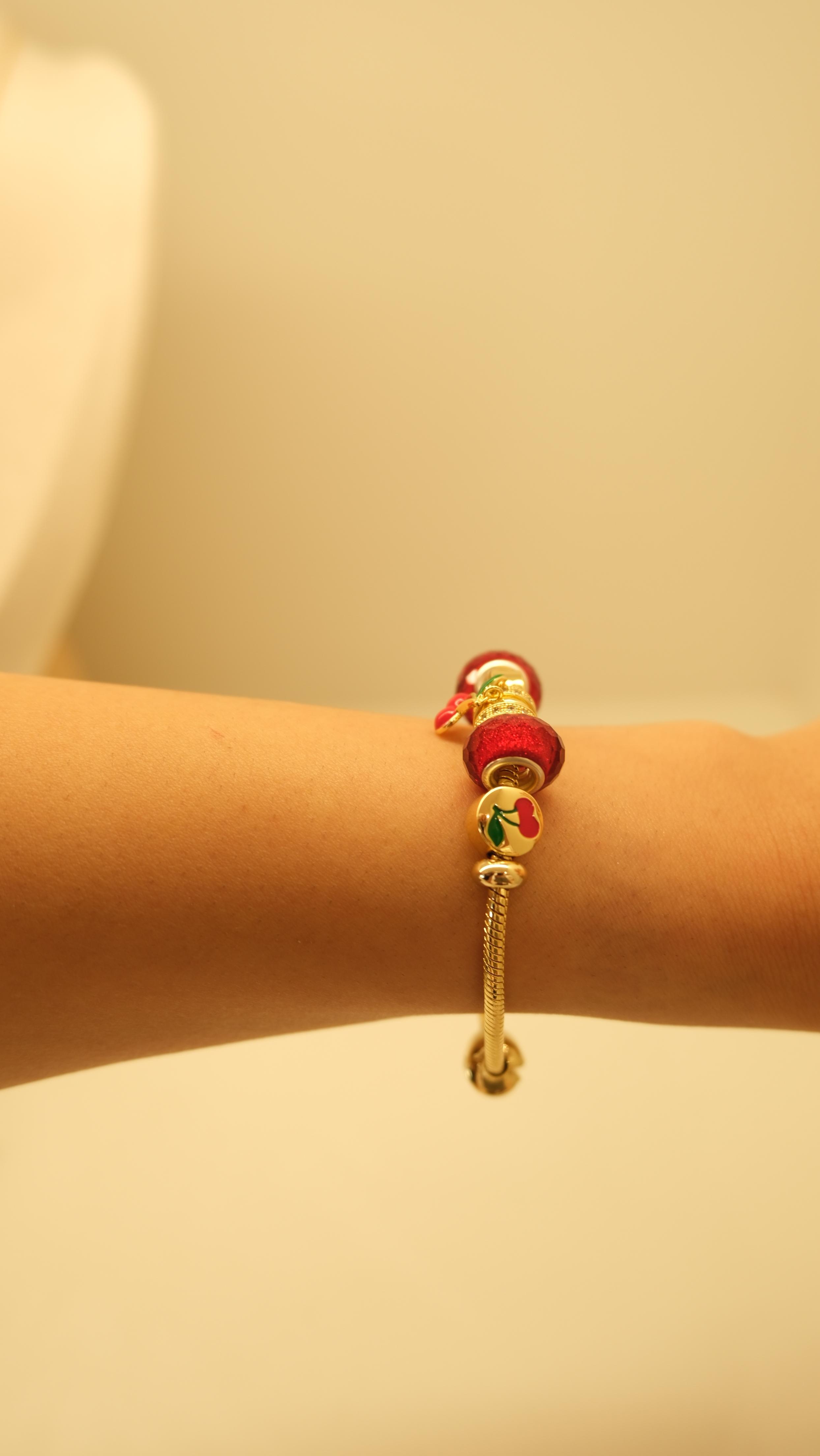 Gold Kiraz ve Kırmızı Charm Detaylı Bileklik