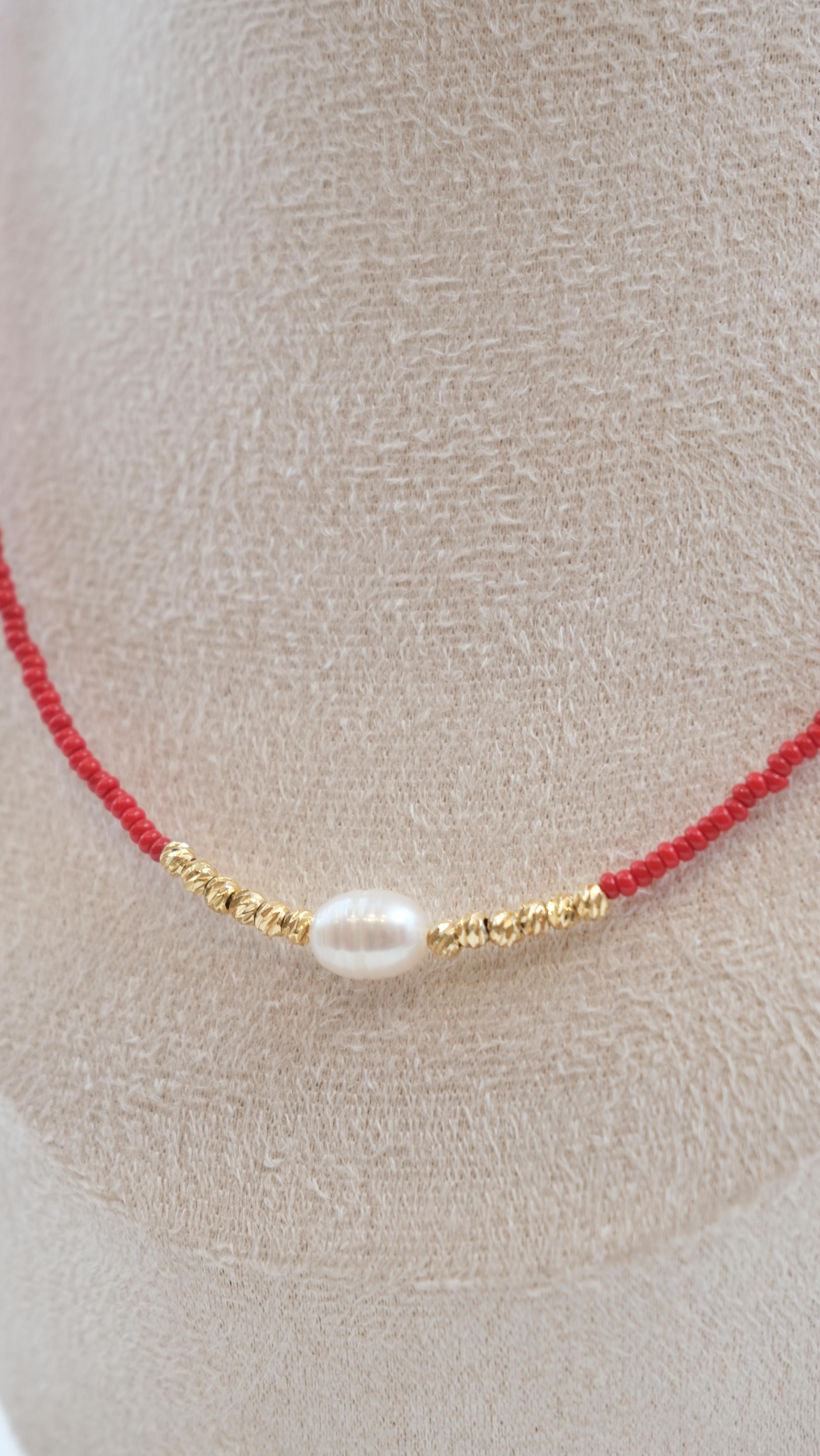 Gold Dorika ve Barok İnci Detaylı Kırmızı Boncuk Kolye