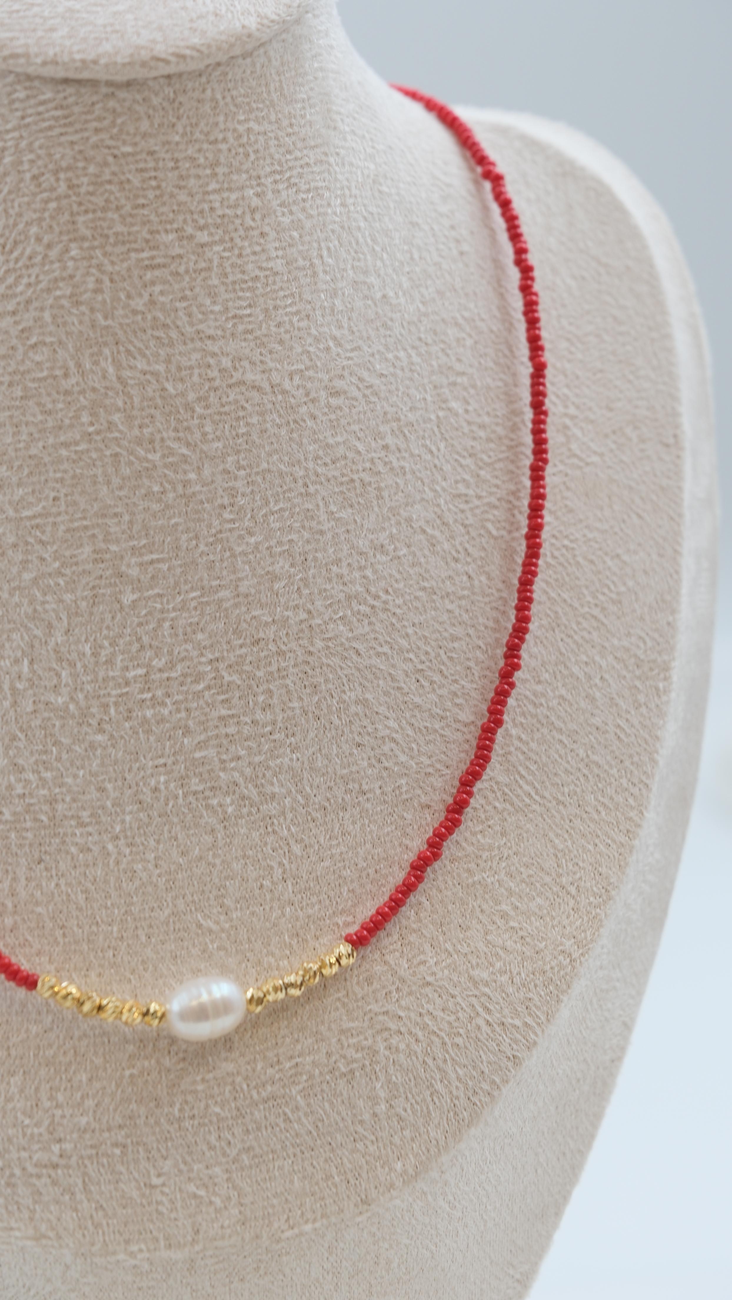 Gold Dorika ve Barok İnci Detaylı Kırmızı Boncuk Kolye