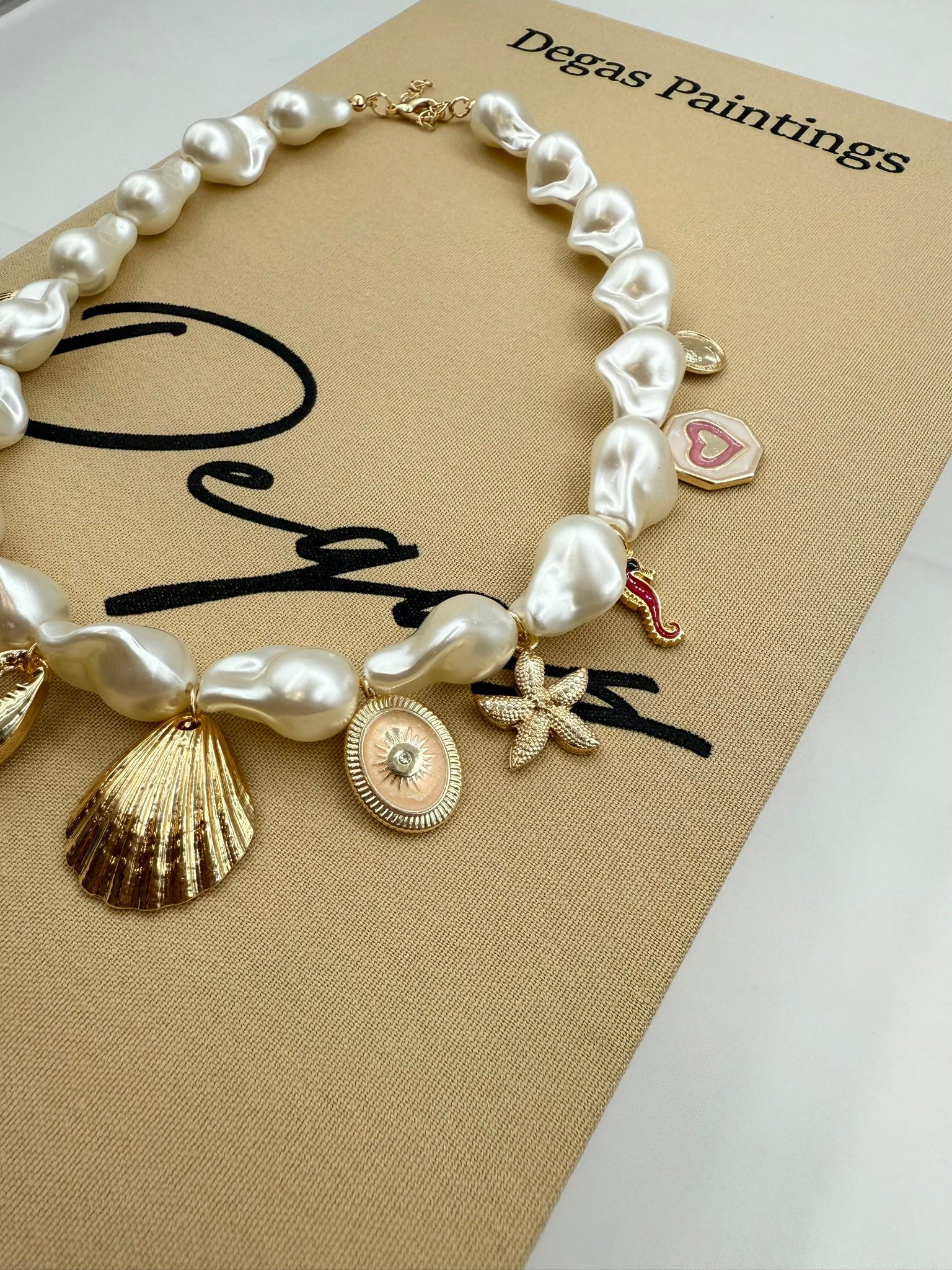 Deniz Tema Charm Detaylı Maxi Barok İnci Kolye