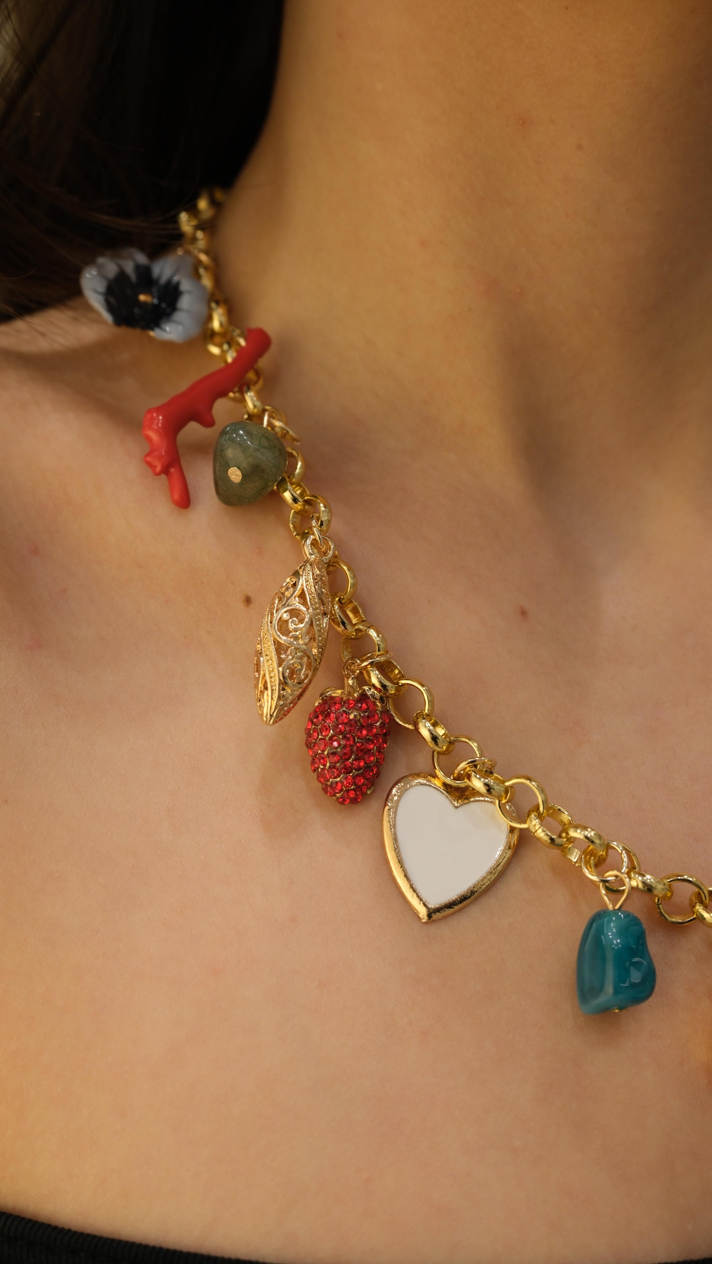 Gold Charm Detaylı Marka Tasarım Kolye