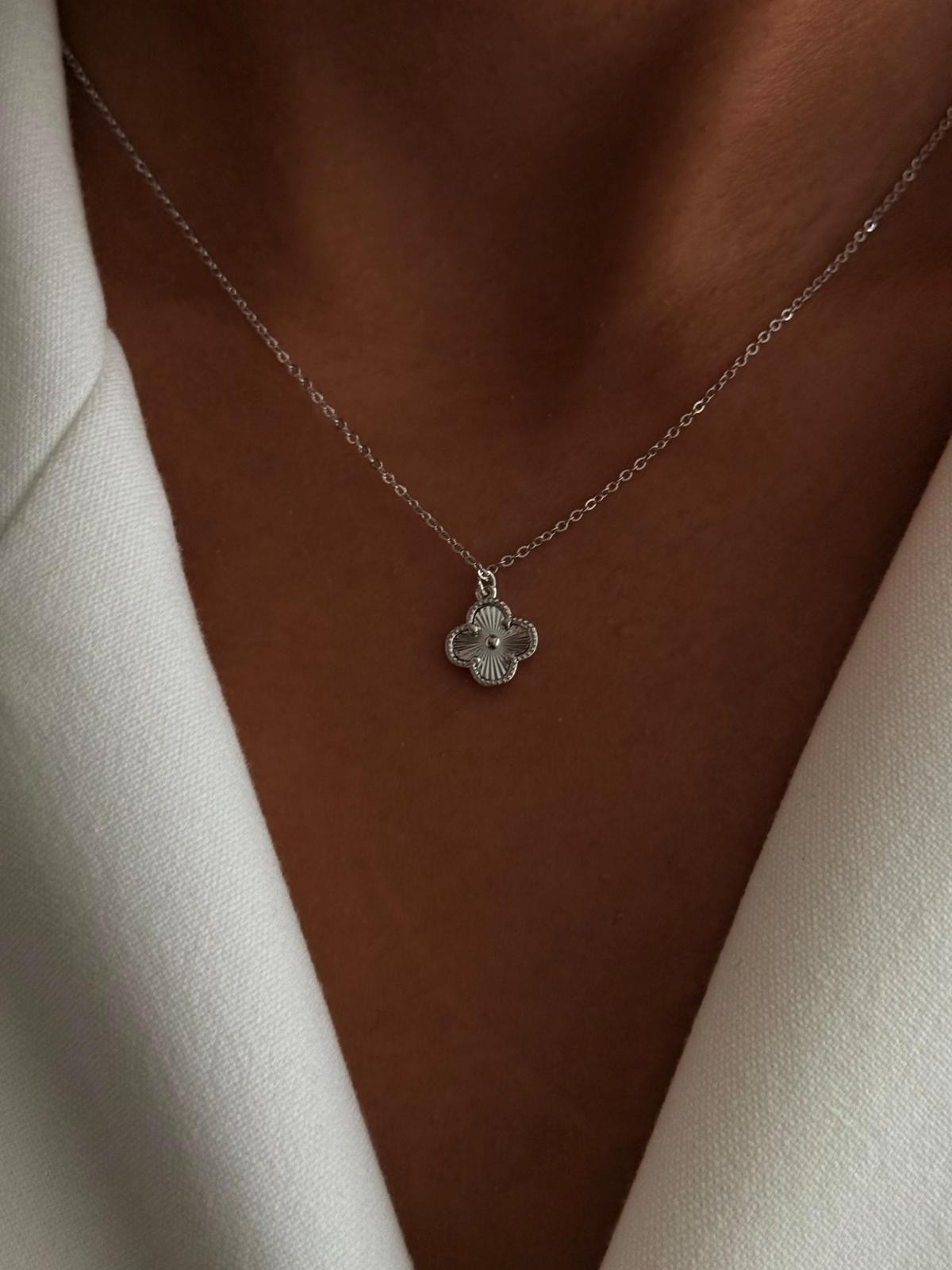 Tırtıklı Plaka Yonca Figür Kolye - Silver