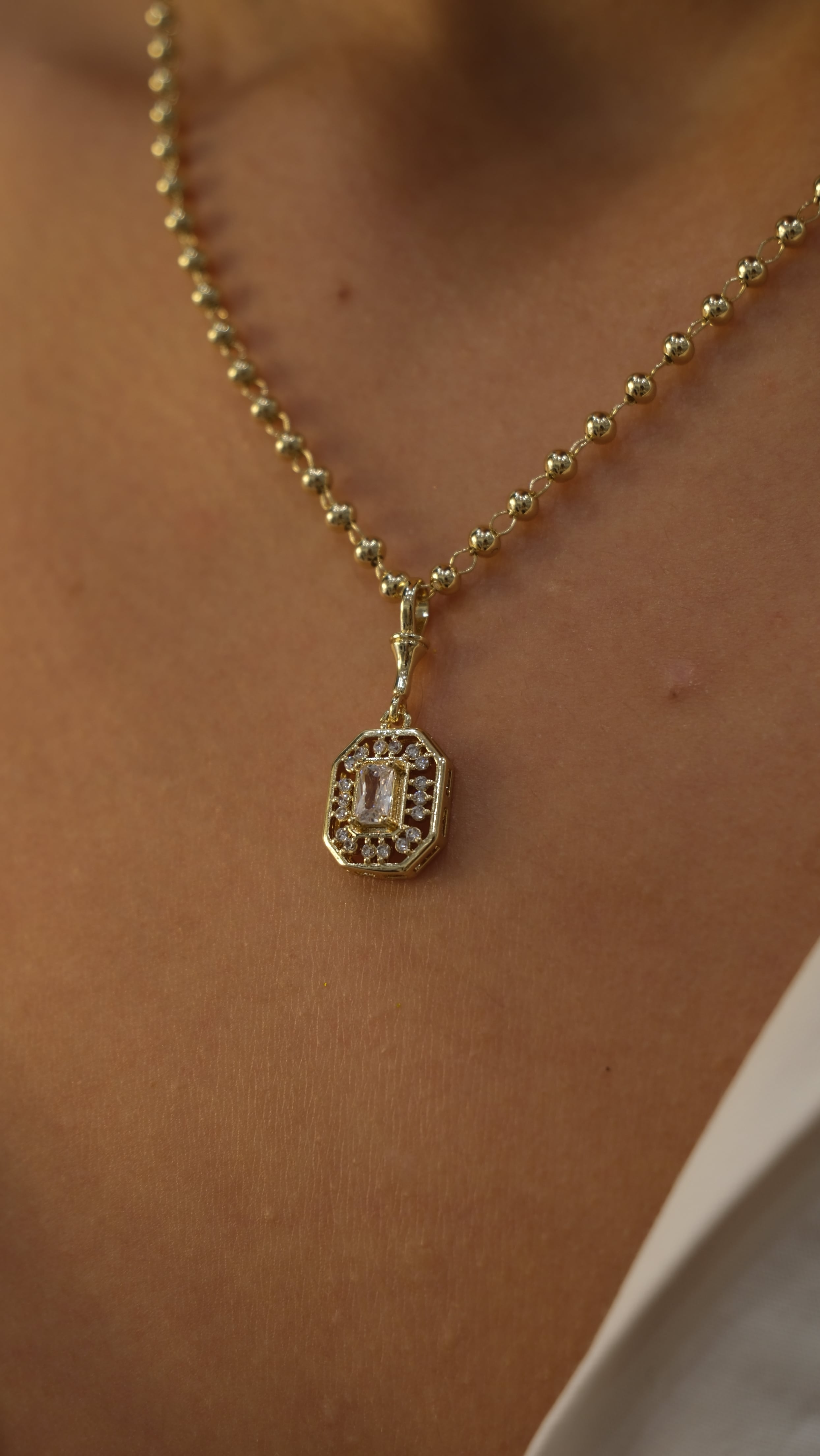 Gold Topçuk Zincir Altıgen Figür Kolye