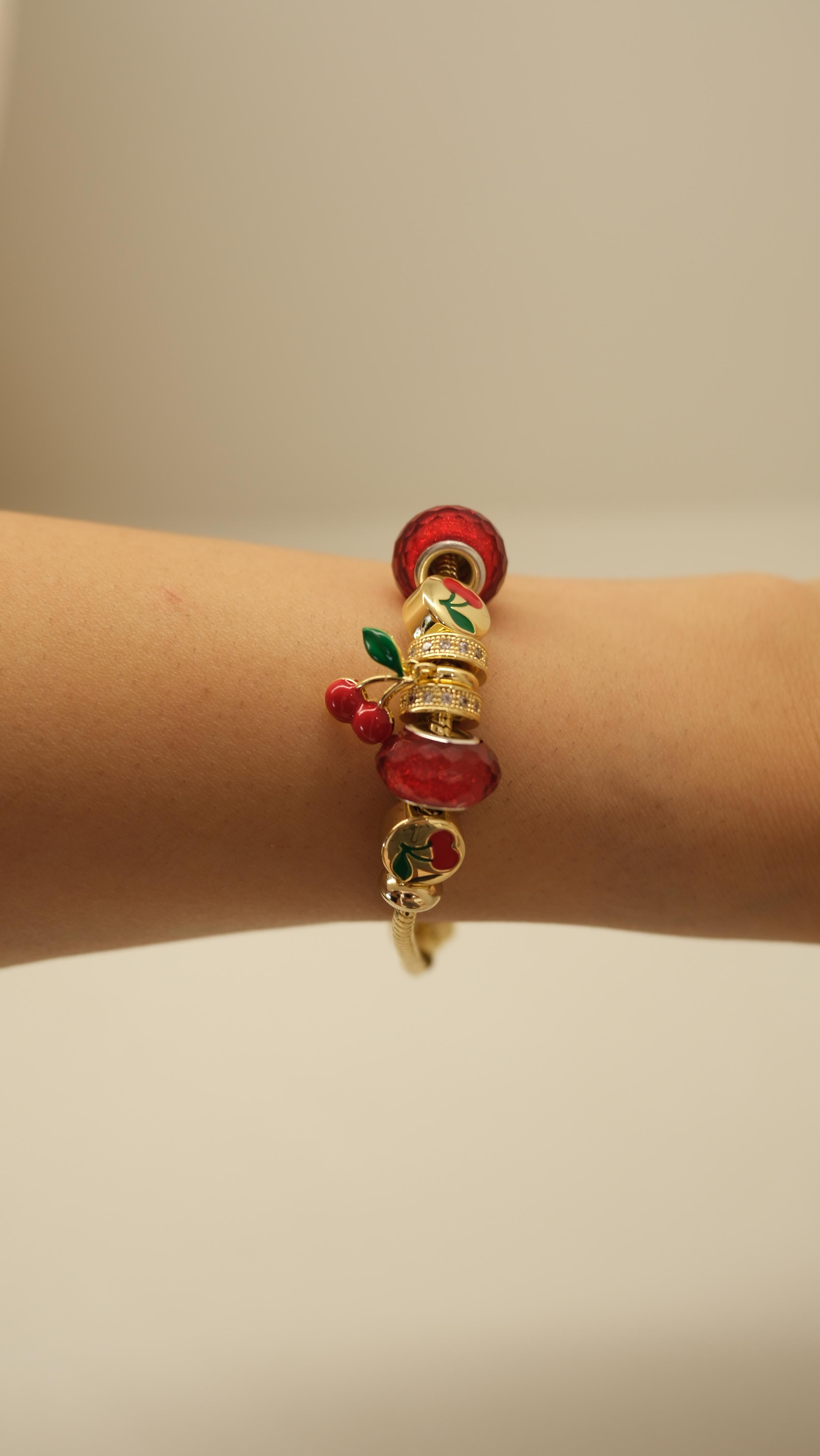 Gold Kiraz ve Kırmızı Charm Detaylı Bileklik