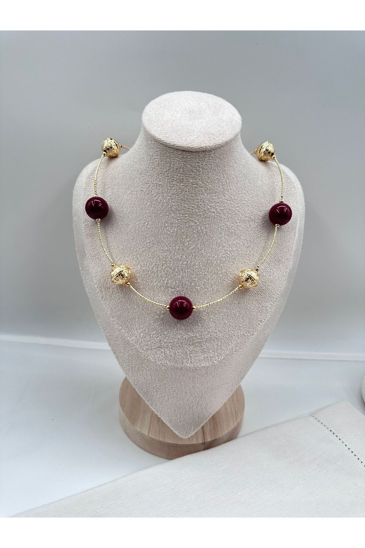 Gold Topçuk Detaylı Bordo Boncuk Kolye