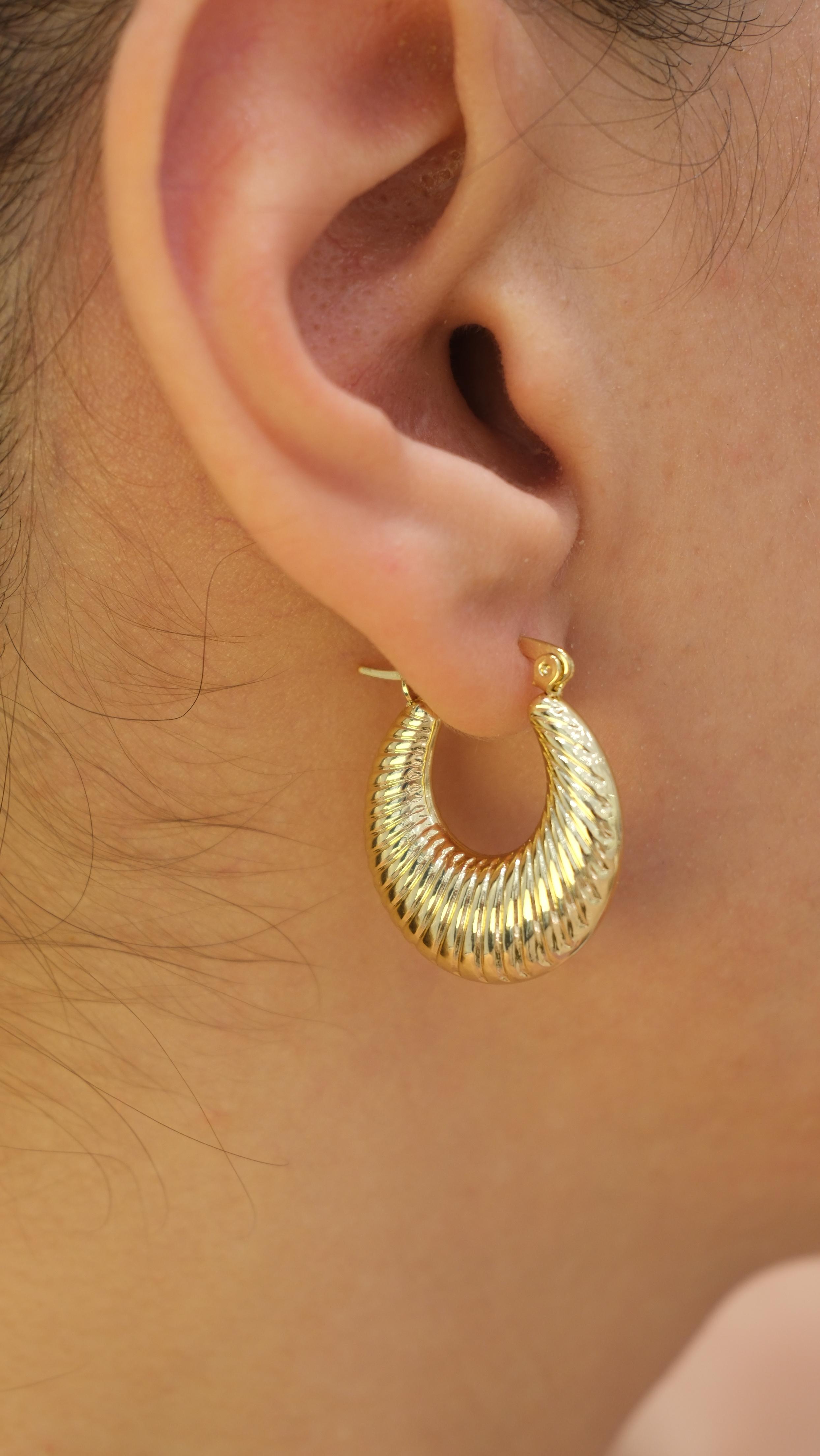 Gold Oval Bombeli Tırtık Plaka Halka Küpe