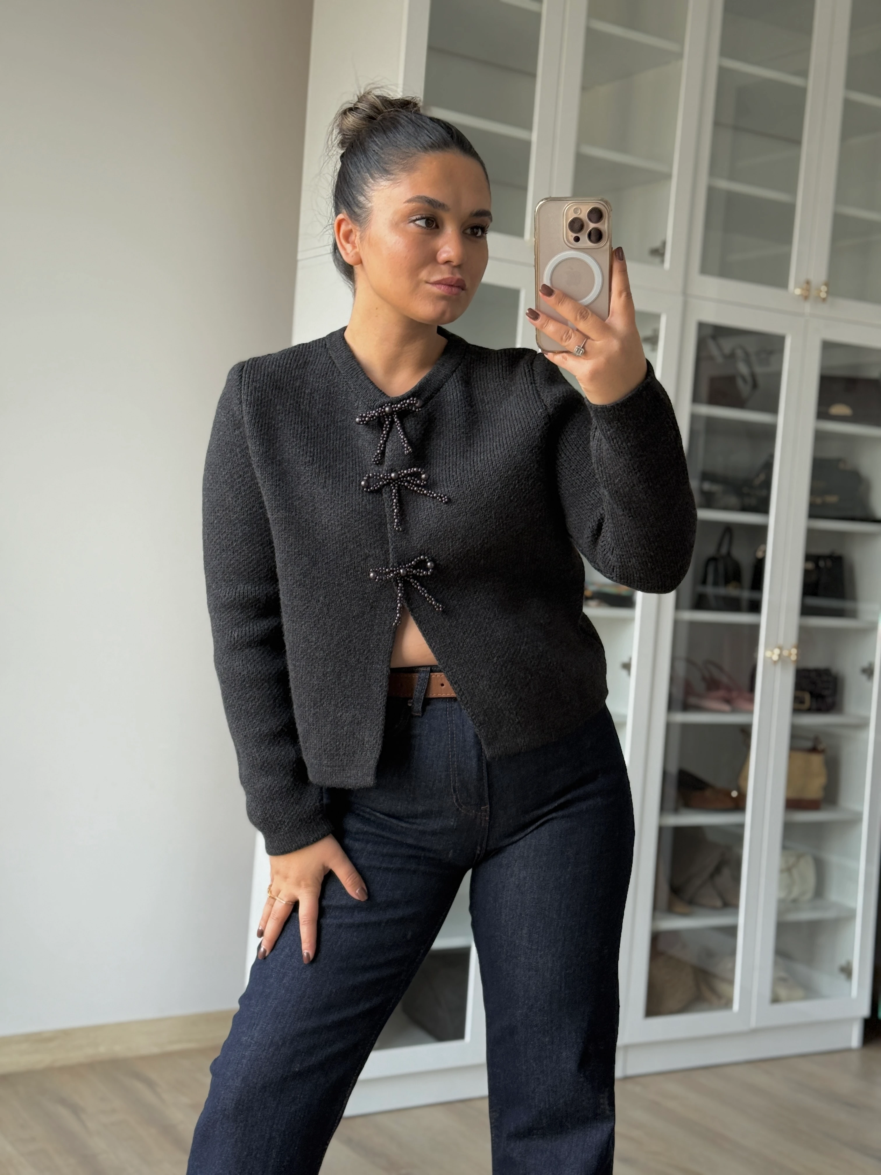 İncili Fiyonk Aksesuarlı Triko Hırka