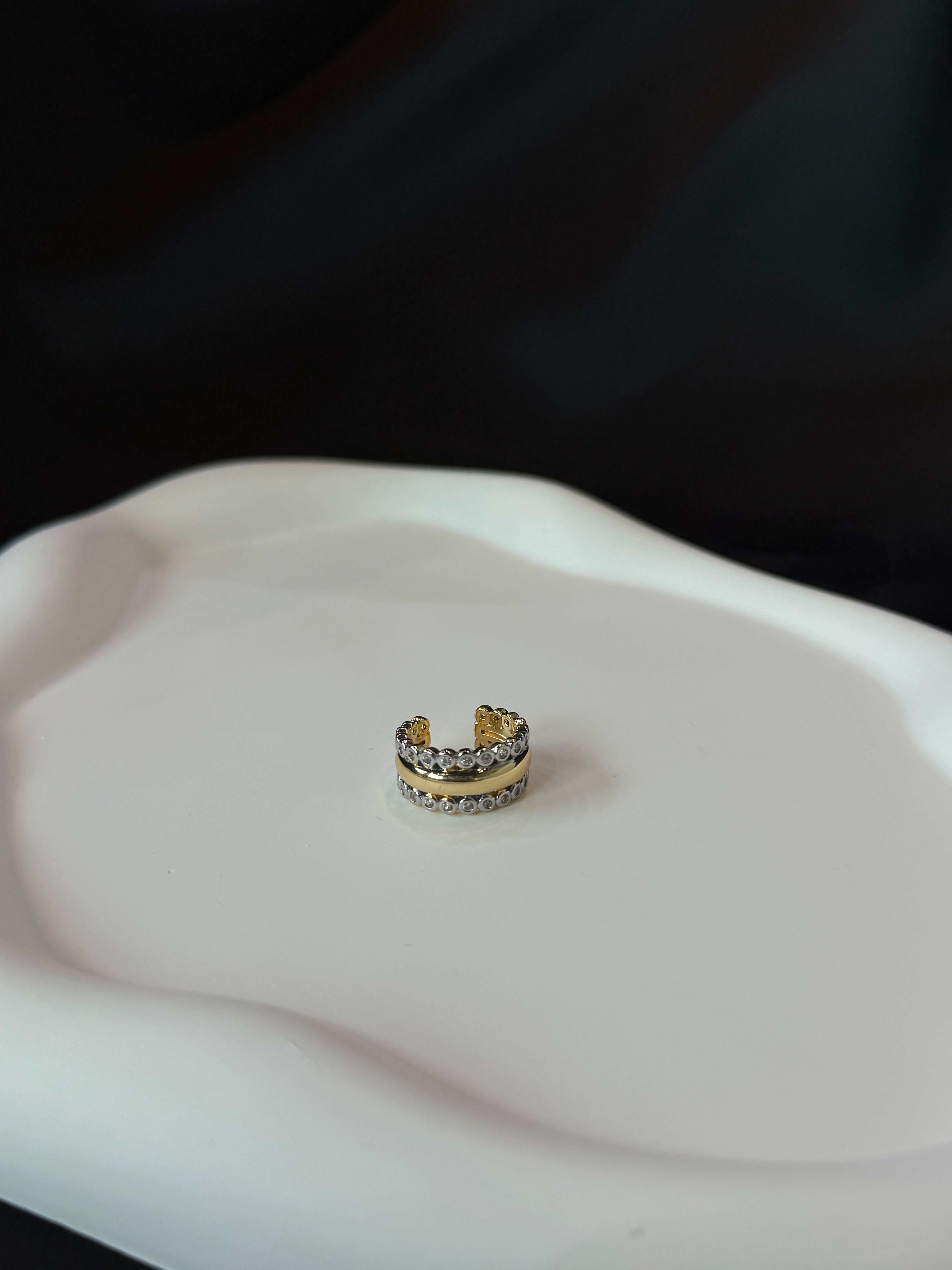 Gold Şerit Detaylı Kıkırdak Küpe