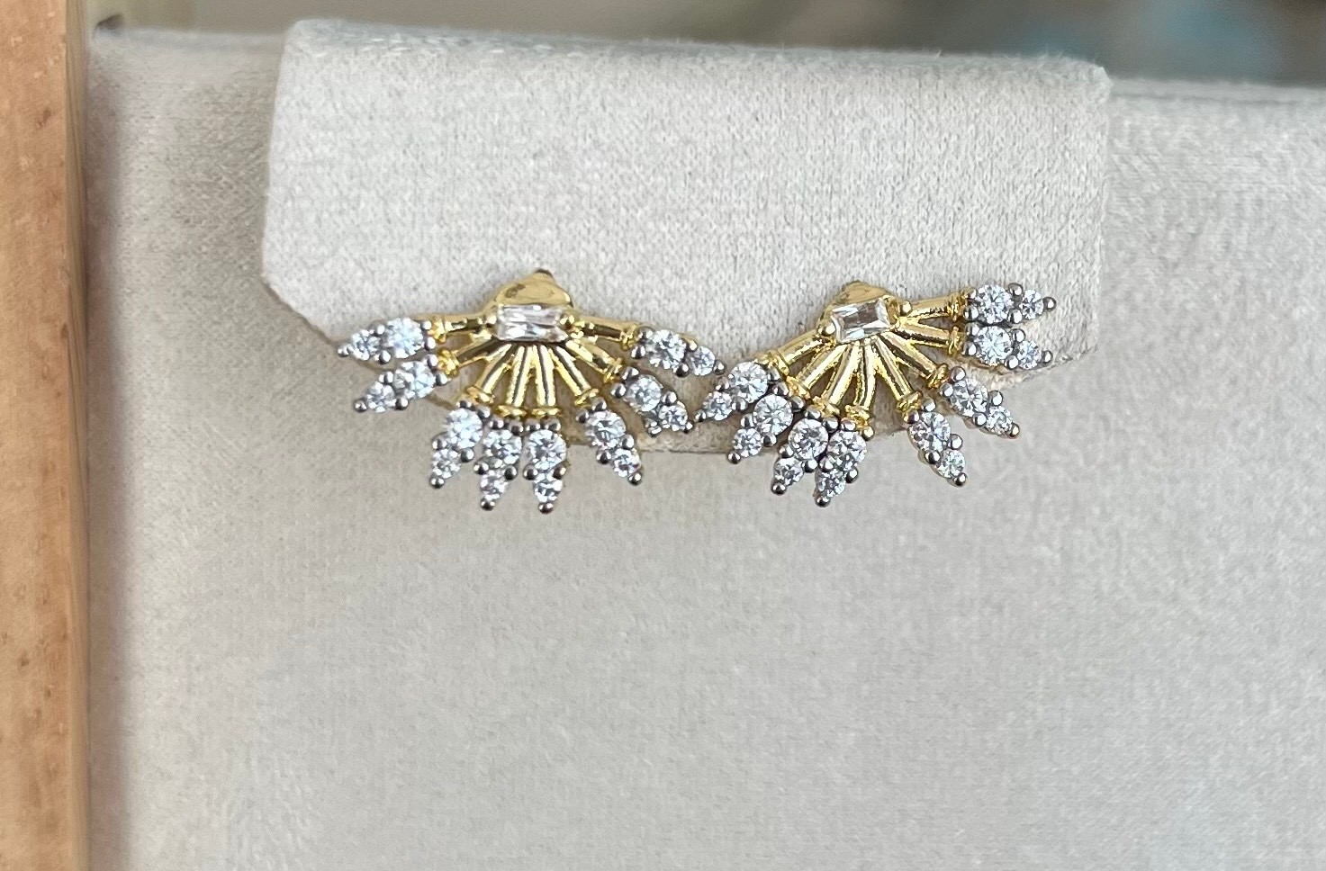 Gold Yarım Oval Taşlı Küpe