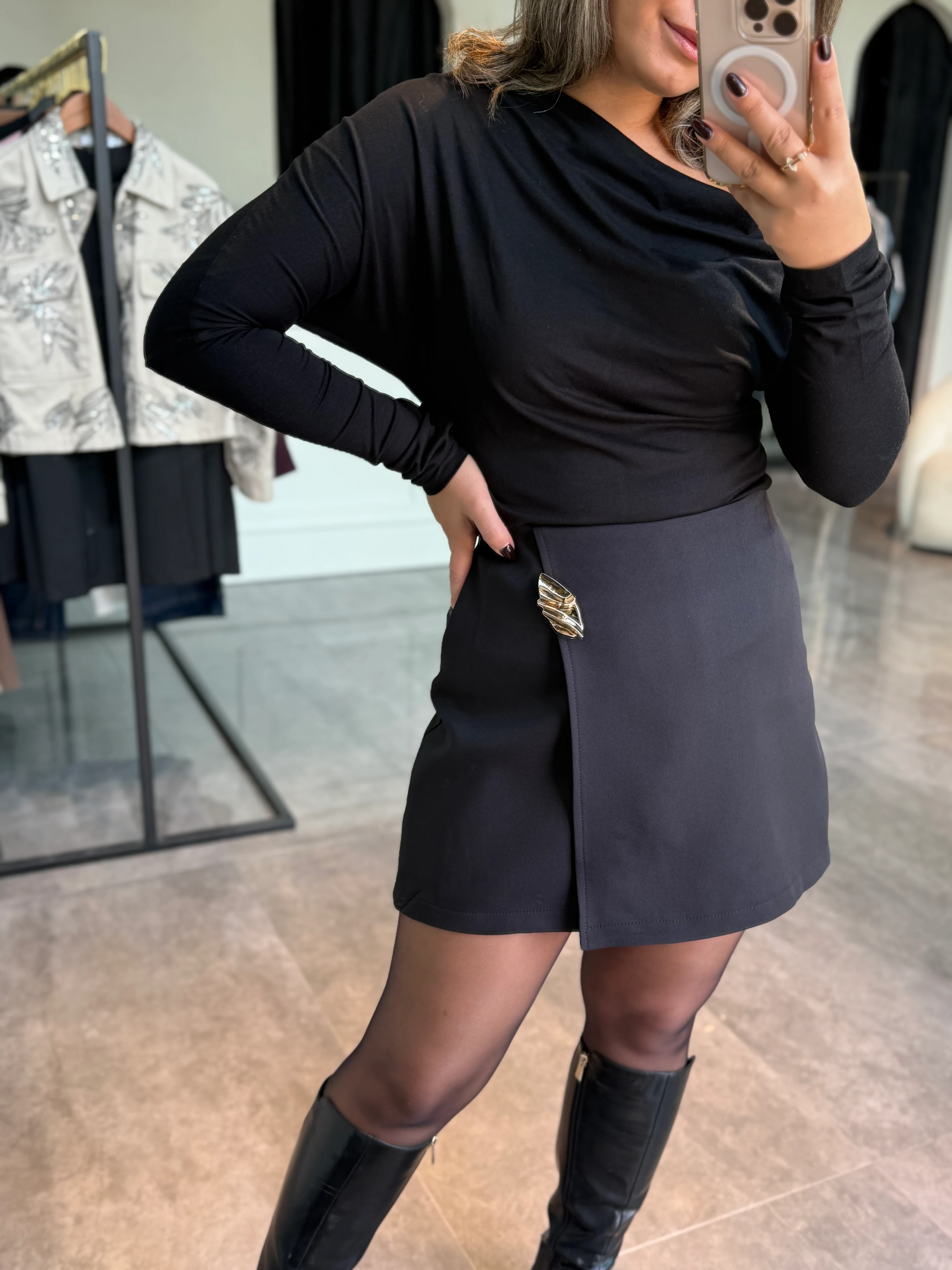 Gold Broş Detaylı Şort Etek