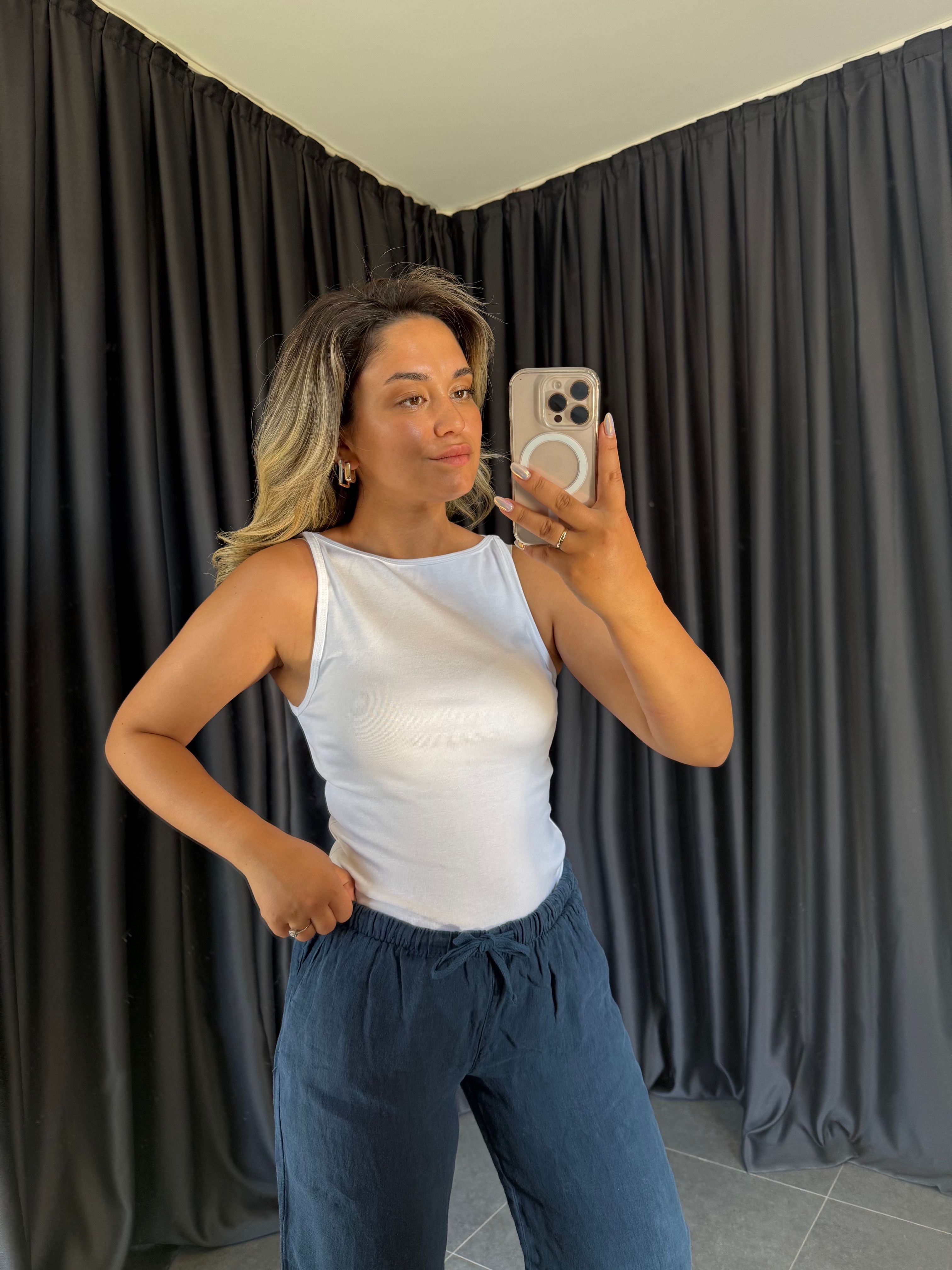 21048 Beyaz Halter Yaka Top