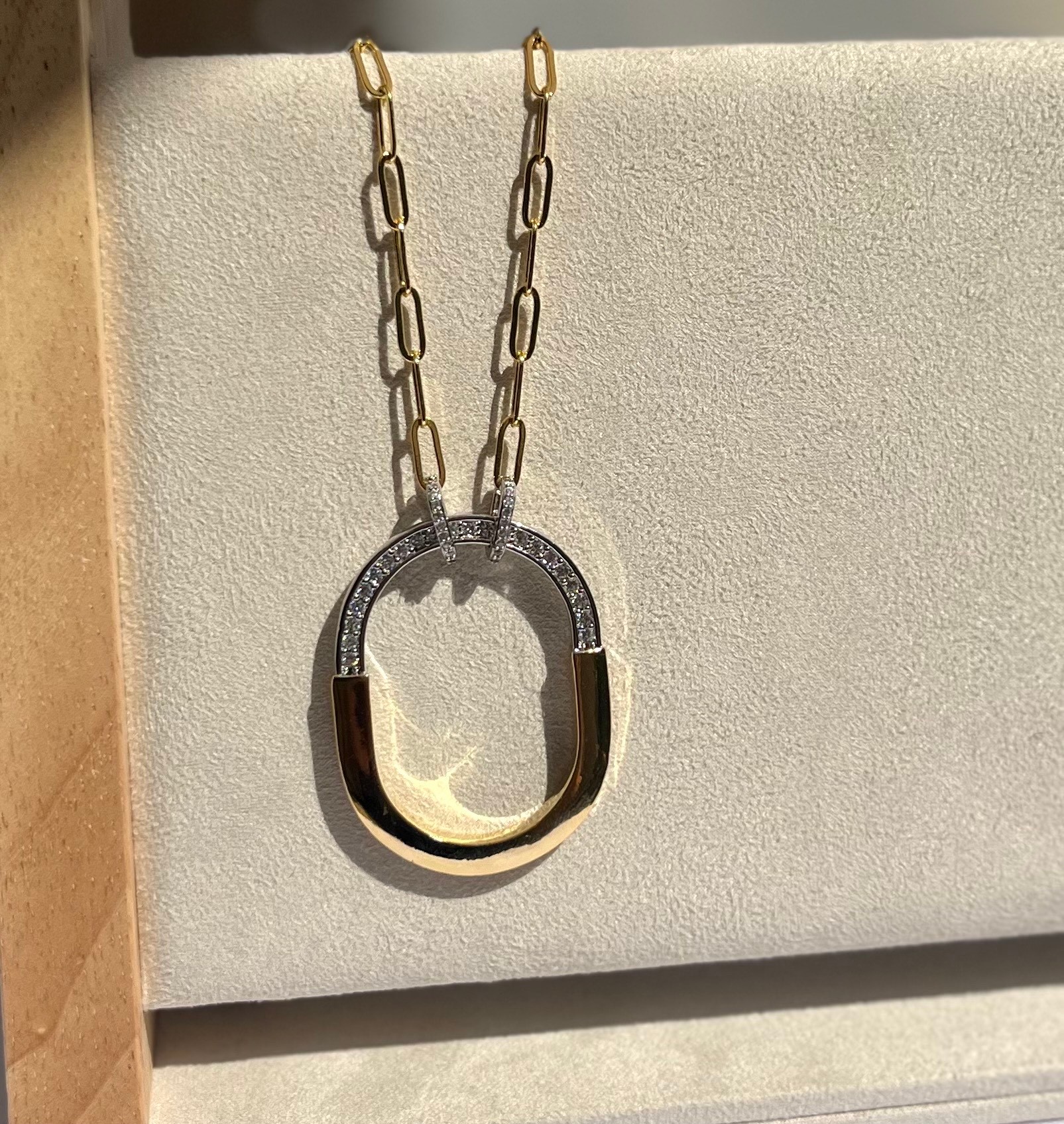 Gold Plaka Detaylı Zirkon Taşlı Kolye 