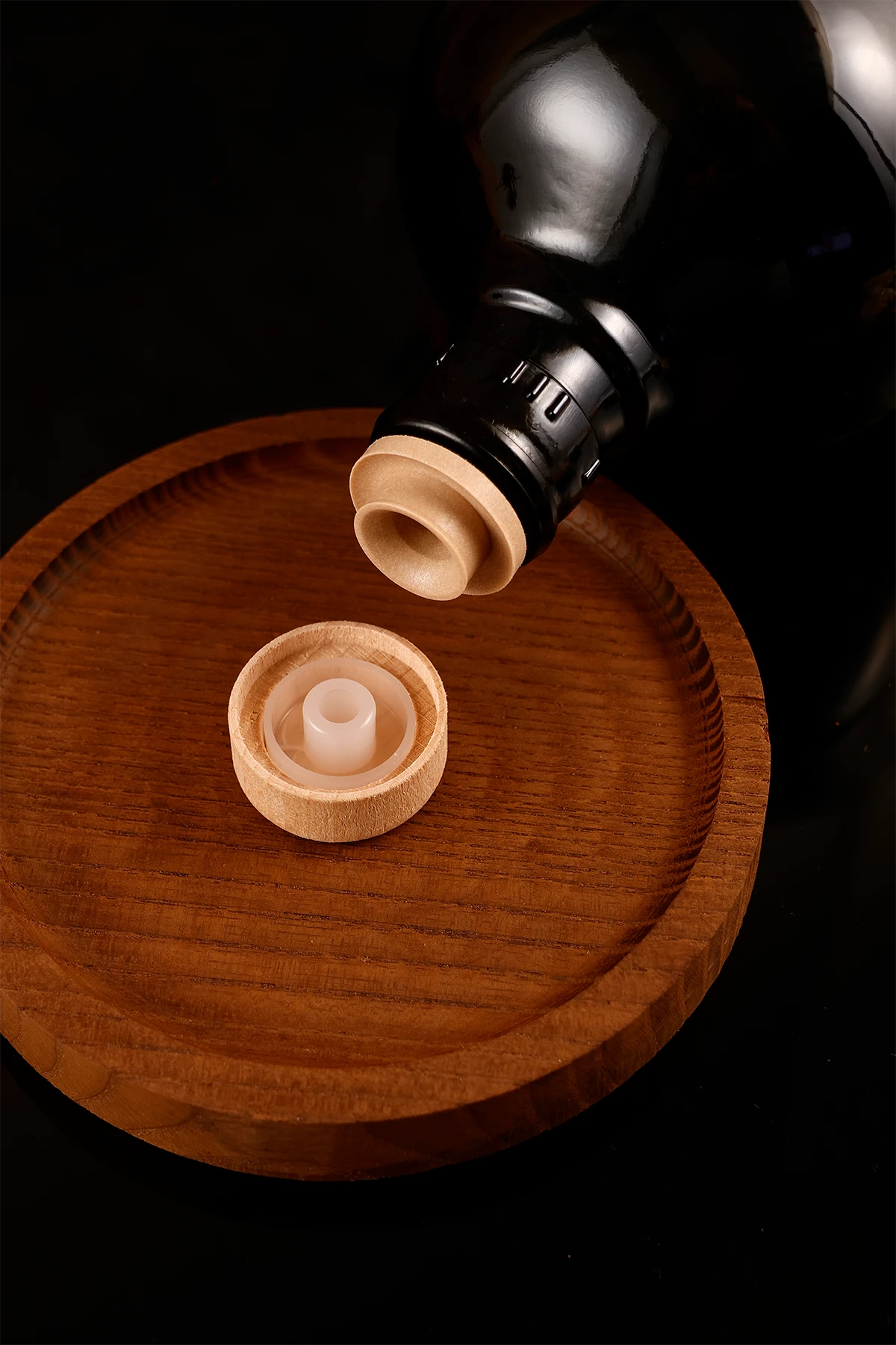 750ML Ahşap Stantlı Black Elite Serisi Vintage Başlıklı Siyah Cam Zeytinyağı Şişesi