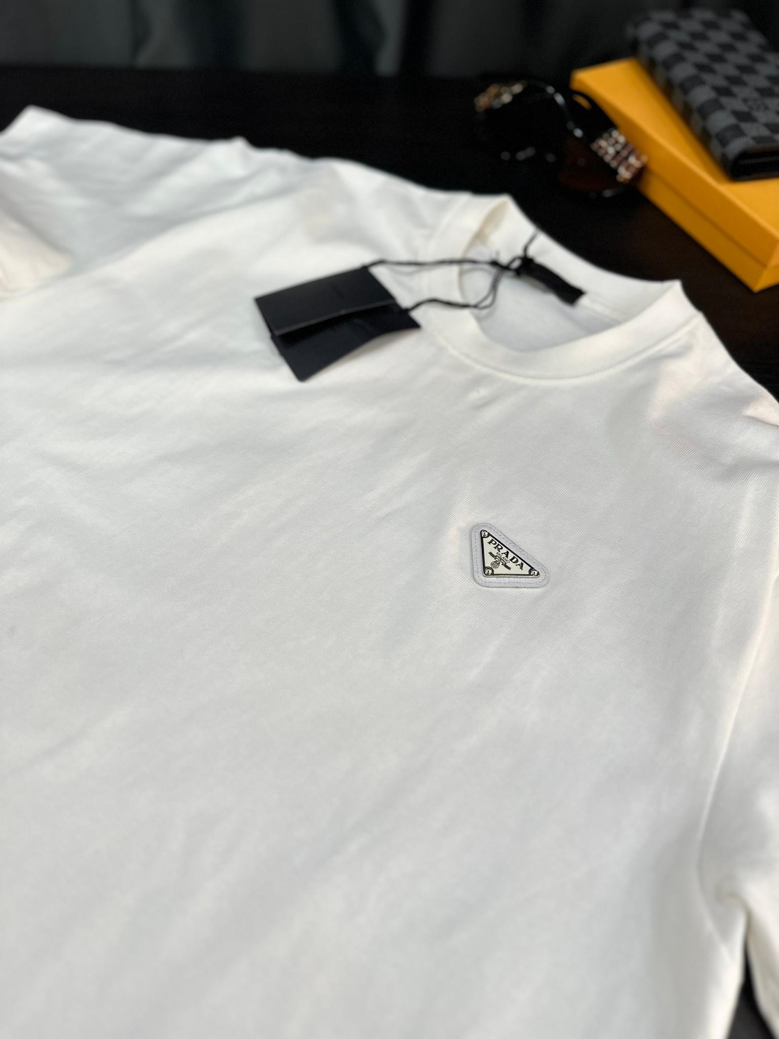 Prada Marka Gold Logo Detaylı Beyaz T-Shirt