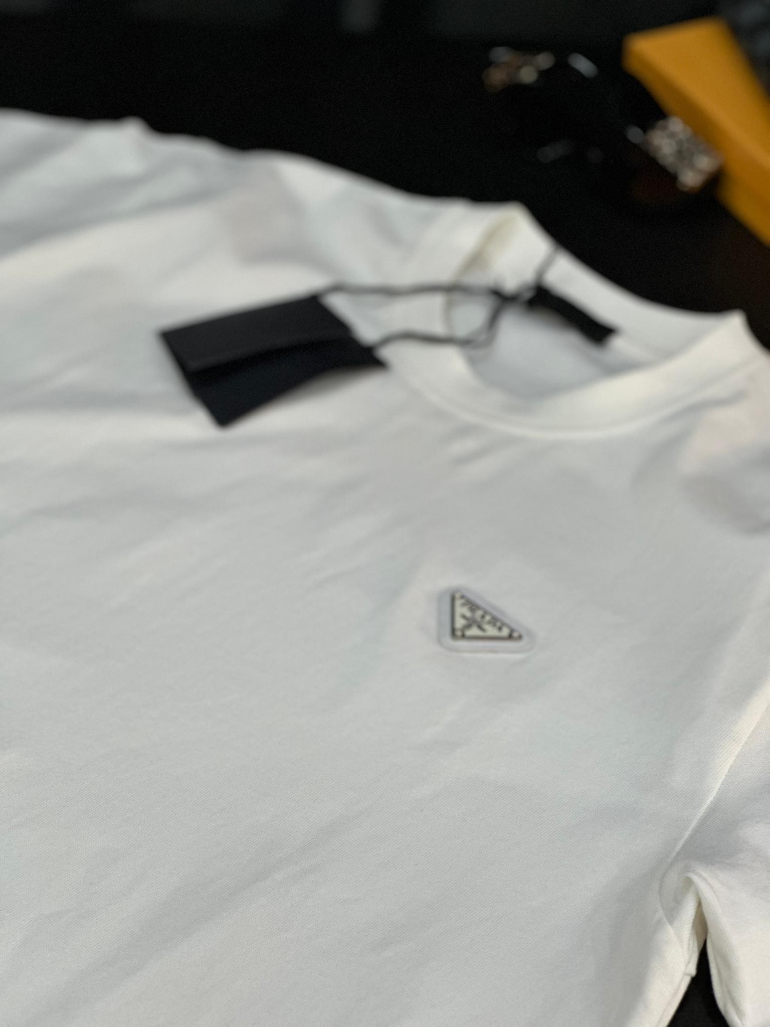 Prada Marka Gold Logo Detaylı Beyaz T-Shirt