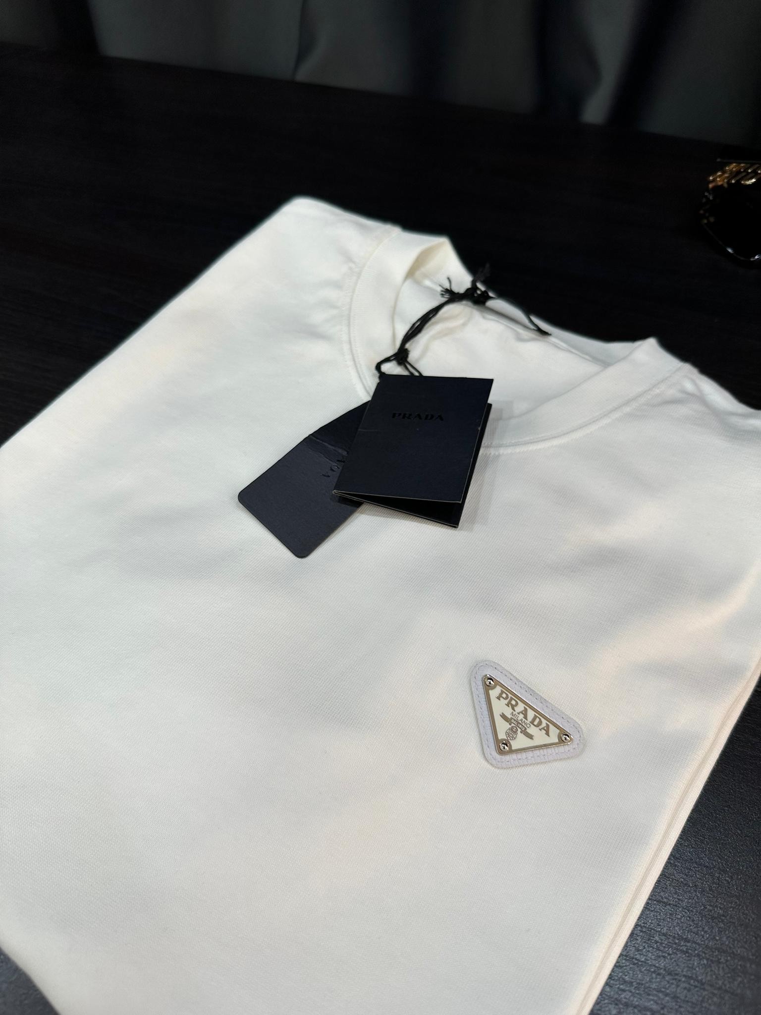 Prada Marka Gold Logo Detaylı Beyaz T-Shirt